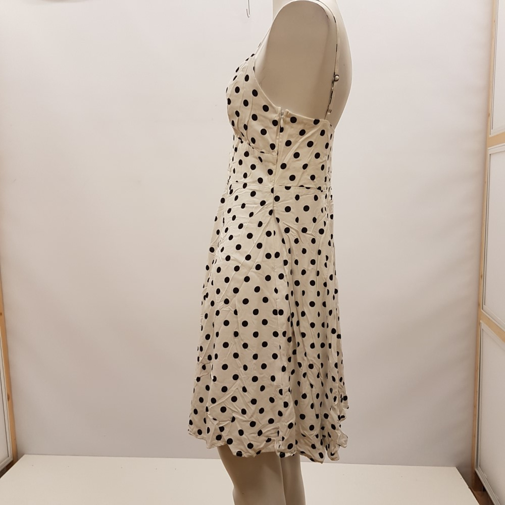 Voir photo 2 de Robe blanche à bretelles à pois noirs - CACHE CACHE - Taille 36 Robe blanche à bretelles à pois noirs - CACHE CACHE - Taille 36 Très bon état reconditionné photo 2