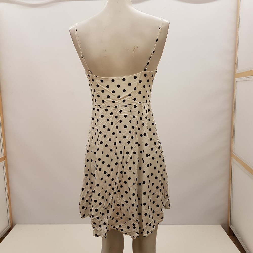 Voir photo 3 de Robe blanche à bretelles à pois noirs - CACHE CACHE - Taille 36 Robe blanche à bretelles à pois noirs - CACHE CACHE - Taille 36 Très bon état reconditionné photo 3