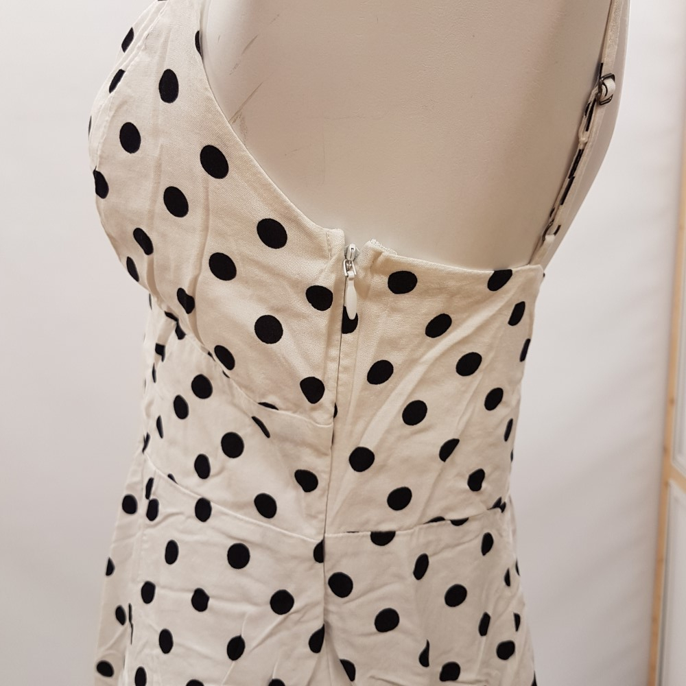 Voir photo 6 de Robe blanche à bretelles à pois noirs - CACHE CACHE - Taille 36 Robe blanche à bretelles à pois noirs - CACHE CACHE - Taille 36 Très bon état reconditionné photo 6