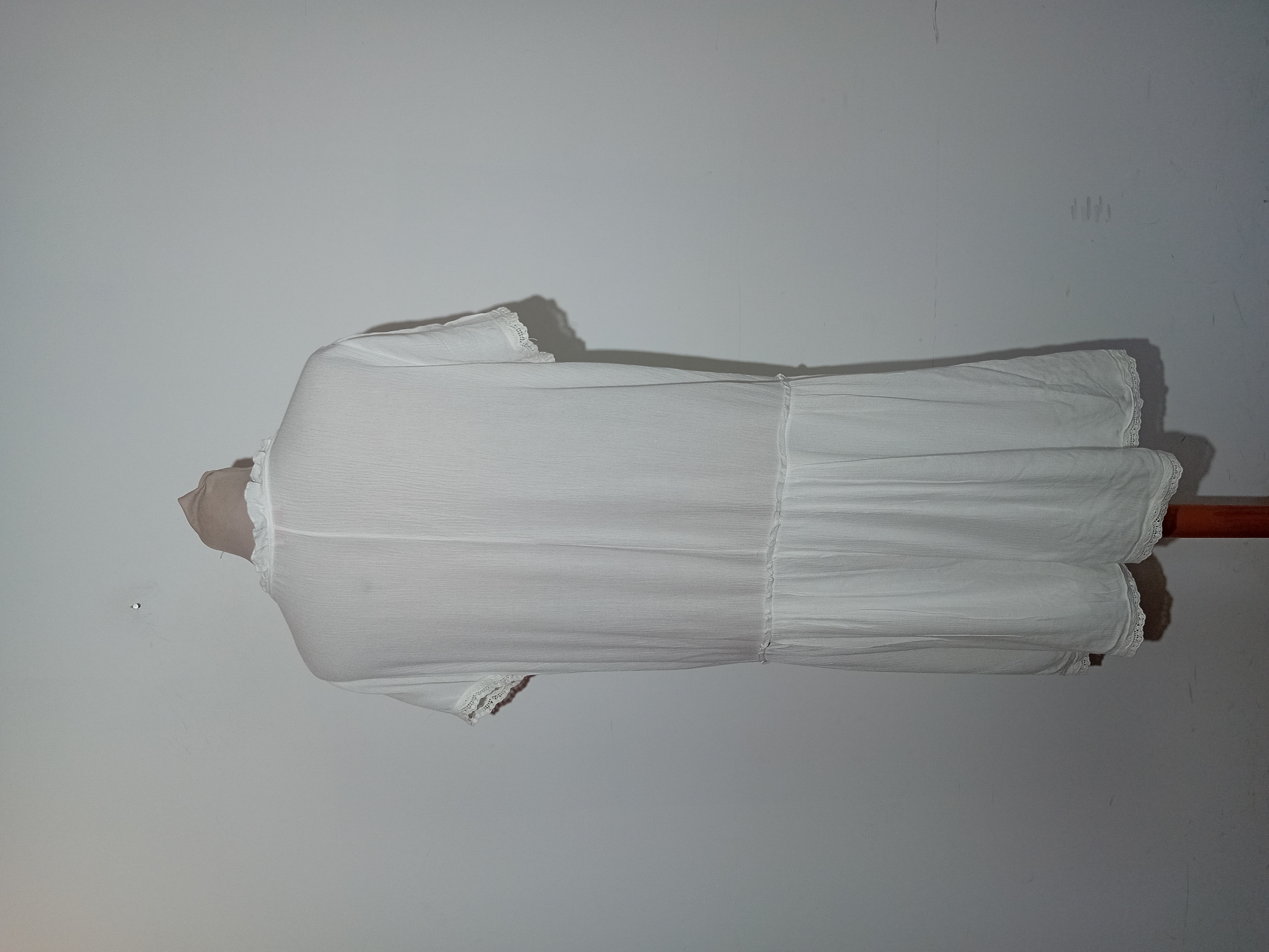 Voir photo 2 de Robe Blanche Courte Dentelle Bohème 3 Suisses (T5394) Robe Blanche Courte Dentelle Bohème 3 Suisses (T5394) Très bon état reconditionné photo 2