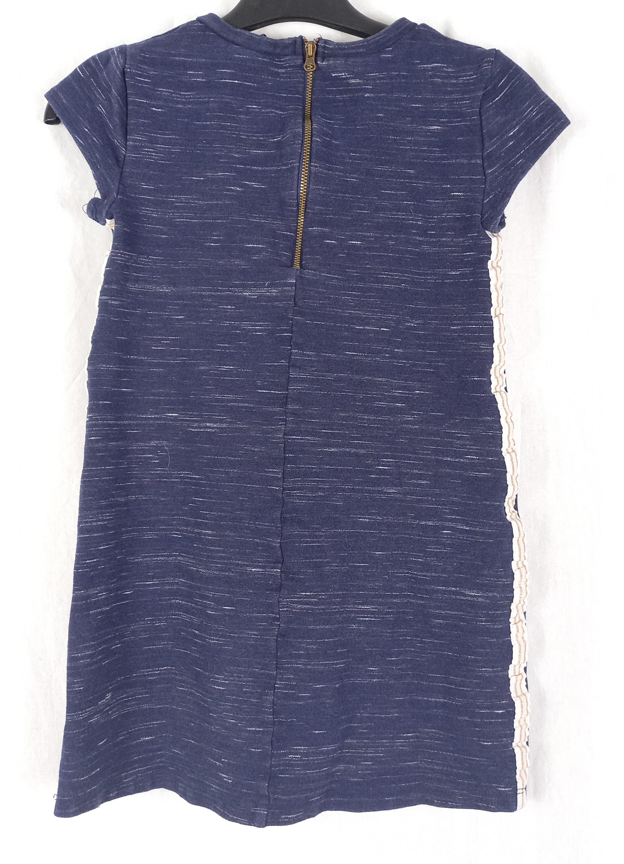 Voir photo 2 de Robe bleu foncé chiné zip dos bande blanc doré rose une poche devant 8A "KIABI" Robe bleu foncé chiné zip dos bande blanc doré rose une poche devant 8A "KIABI" Très bon état reconditionné photo 2