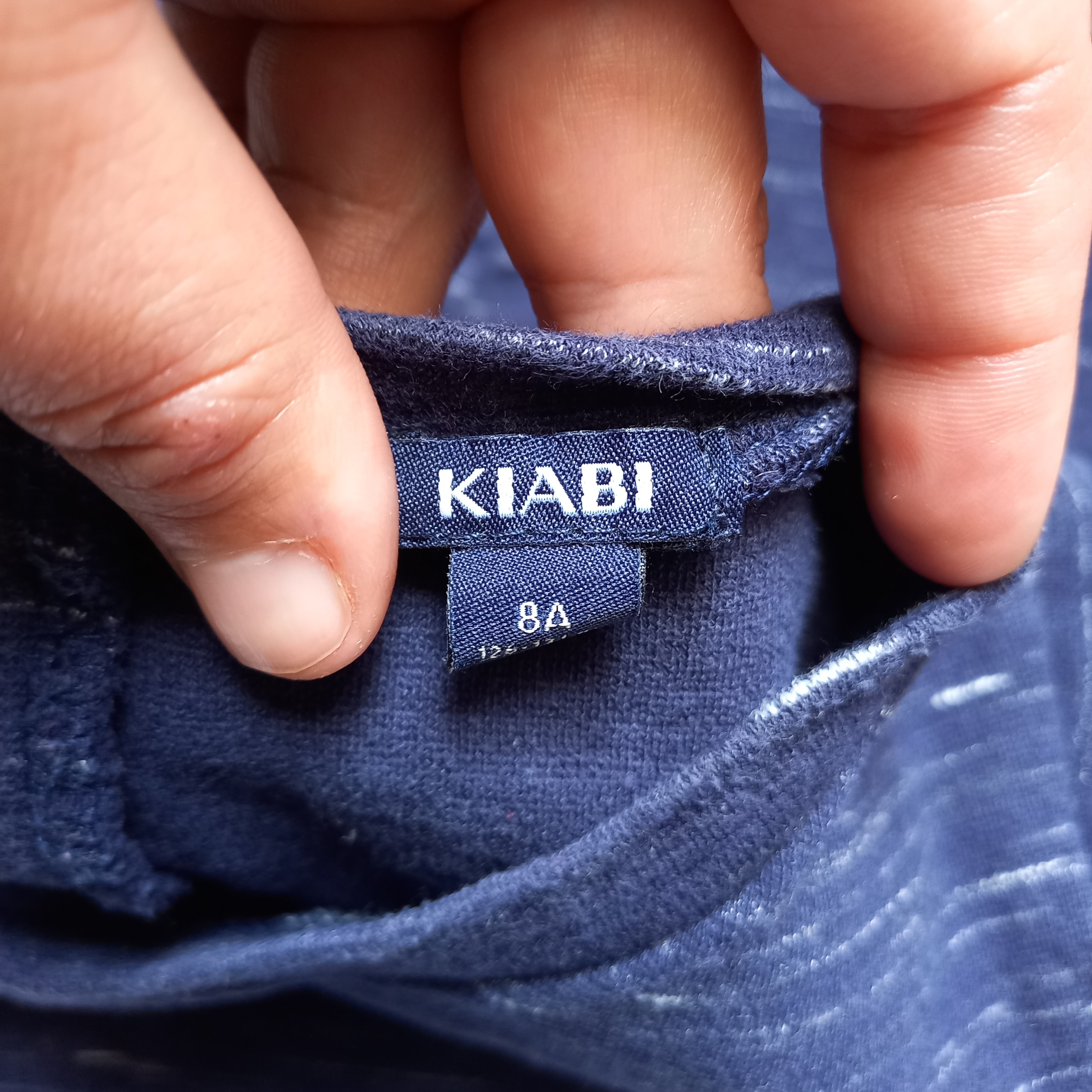 Voir photo 3 de Robe bleu foncé chiné zip dos bande blanc doré rose une poche devant 8A "KIABI" Robe bleu foncé chiné zip dos bande blanc doré rose une poche devant 8A "KIABI" Très bon état reconditionné photo 3