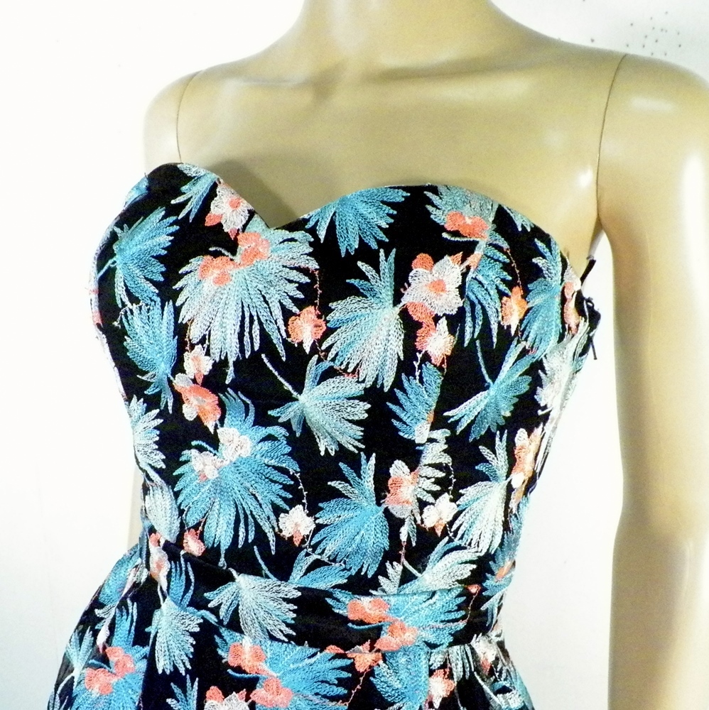 Voir photo 2 de Robe Bustier Noir Fleurie Bleu NAF NAF Taille 38 Robe Bustier Noir Fleurie Bleu NAF NAF Taille 38 Bon état reconditionné photo 2