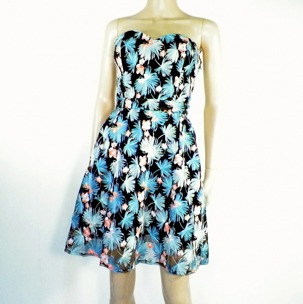 Acheter Robe Bustier Noir Fleurie Bleu NAF NAF Taille 38 Bon état - 10,50 € Robe Bustier Noir Fleurie Bleu NAF NAF Taille 38 Bon état reconditionné disponible sur Label Emmaüs