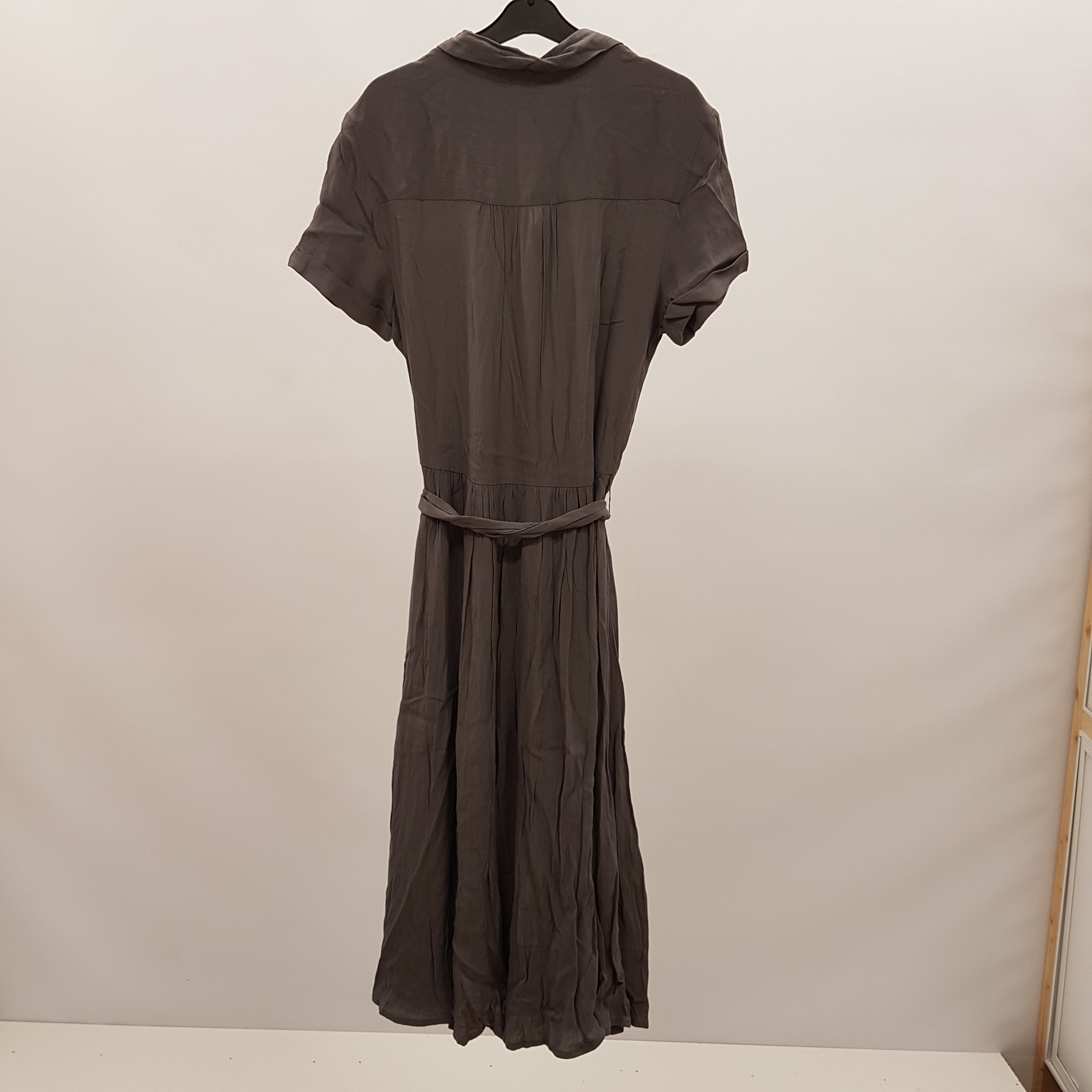 Voir photo 2 de Robe chemise gris souris - MONOPRIX FEMME - Taille 36 Robe chemise gris souris - MONOPRIX FEMME - Taille 36 Très bon état reconditionné photo 2