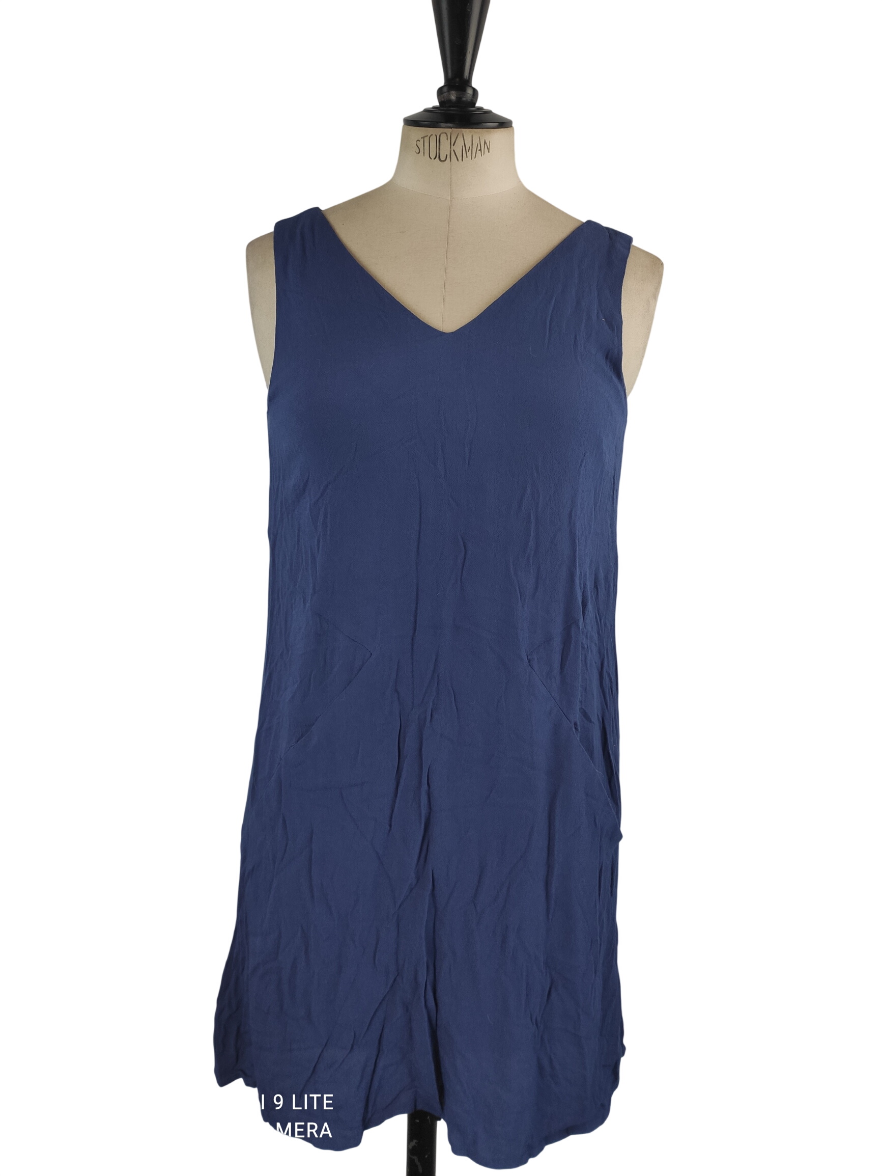 Acheter Robe courte fluide col V et dos croisé bleu - MANGO CASUAL - Taille XS Parfait état - 10,00 € Robe courte fluide col V et dos croisé bleu - MANGO CASUAL - Taille XS Parfait état reconditionné disponible sur Label Emmaüs