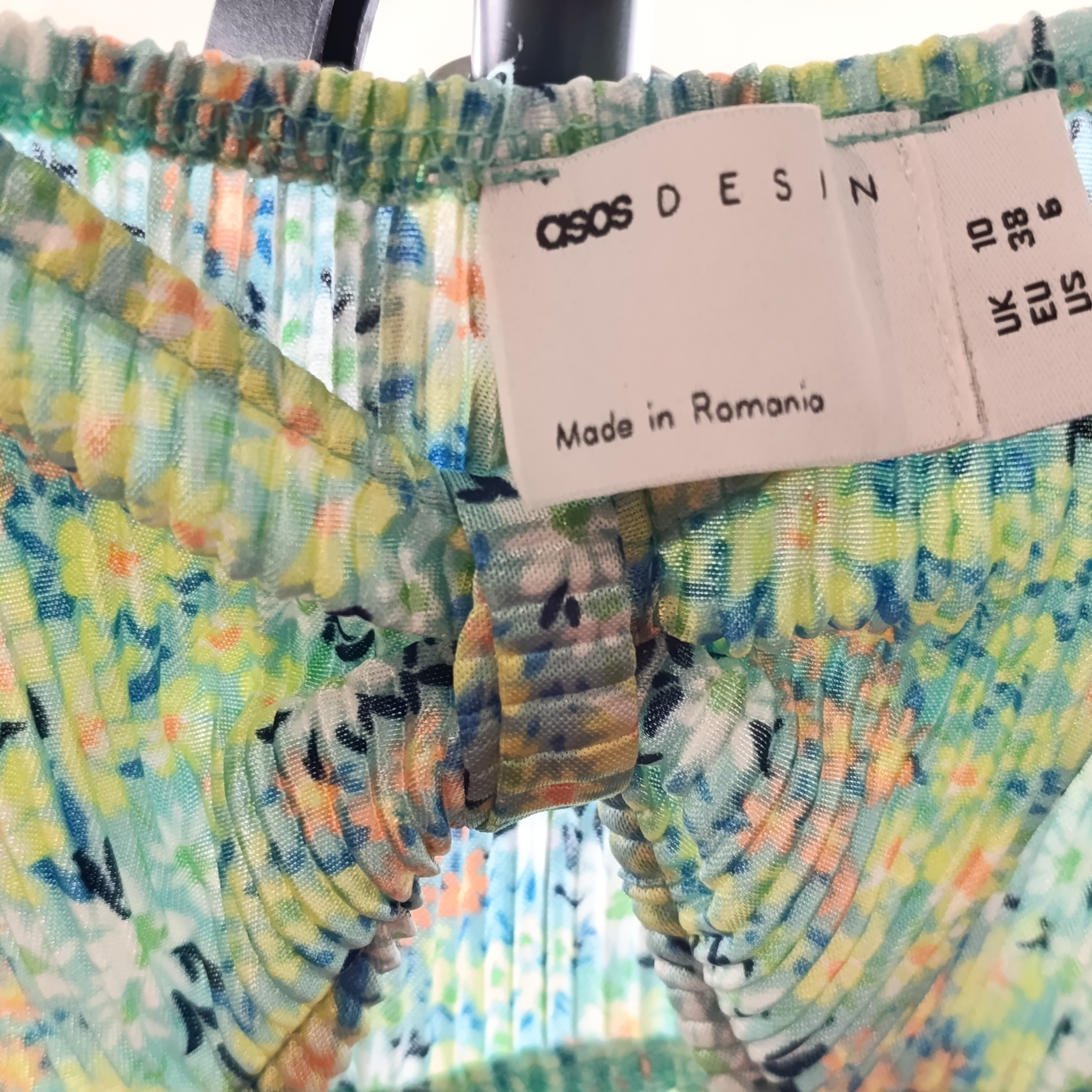 Voir photo 3 de Robe d'été verte fleurie "asos" Robe d'été verte fleurie "asos" Très bon état reconditionné photo 3