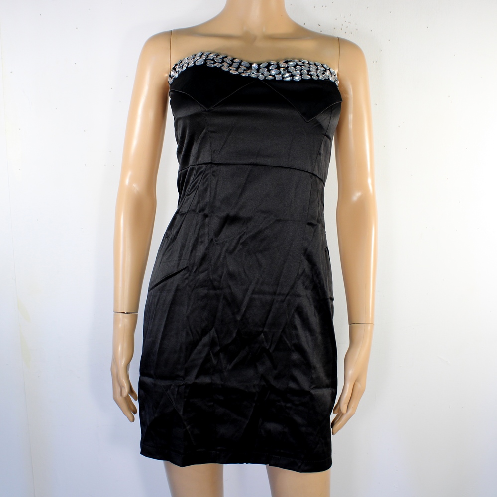 Acheter Robe De Cocktail Noir Strass R.J STORY Taille Estimé 36 Parfait état - 11,50 € Robe De Cocktail Noir Strass R.J STORY Taille Estimé 36 Parfait état reconditionné disponible sur Label Emmaüs