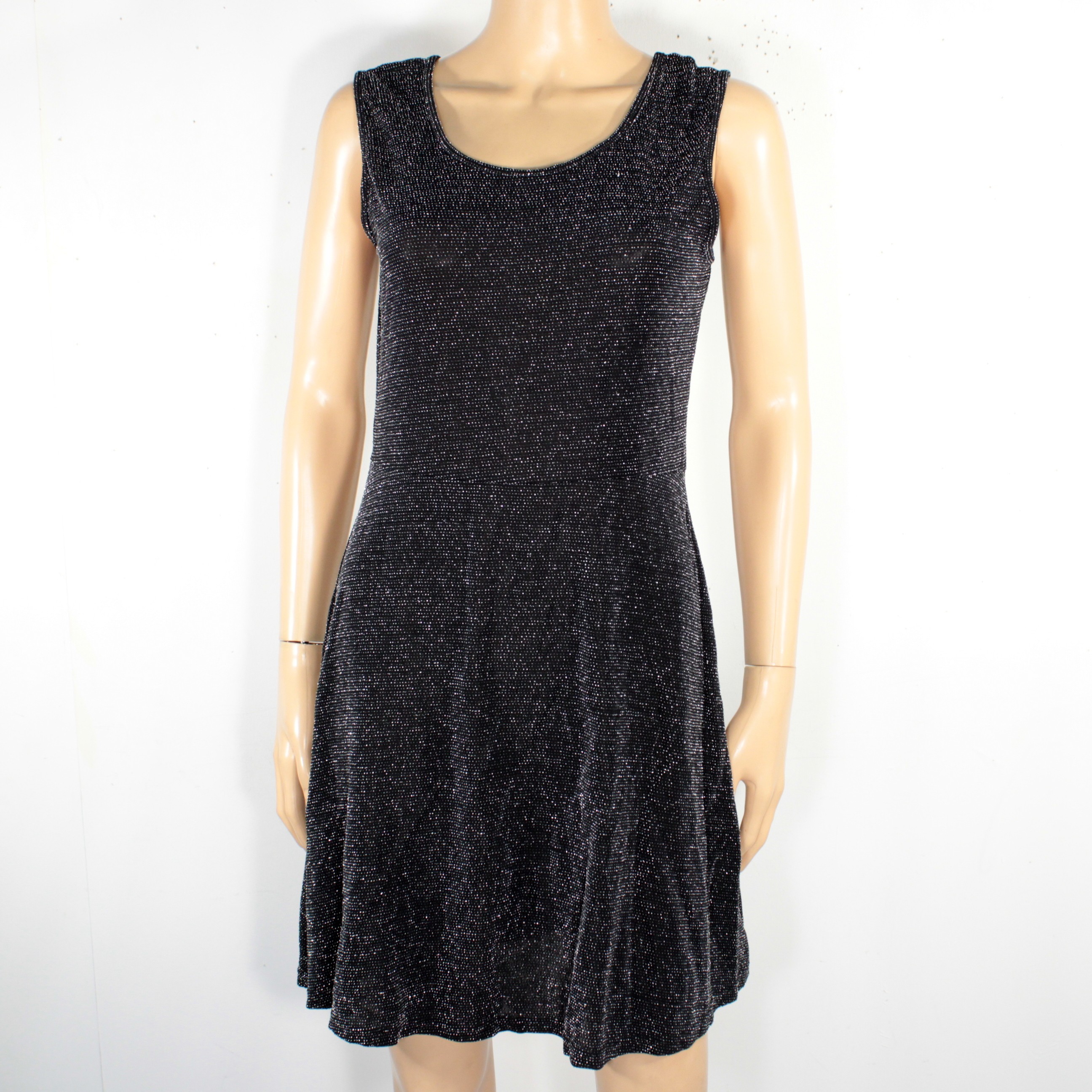 Acheter Robe De soirée Femme Noire Argentée Fashion Express Taille 42 Bon état - 11,50 € Robe De soirée Femme Noire Argentée Fashion Express Taille 42 Bon état reconditionné disponible sur Label Emmaüs