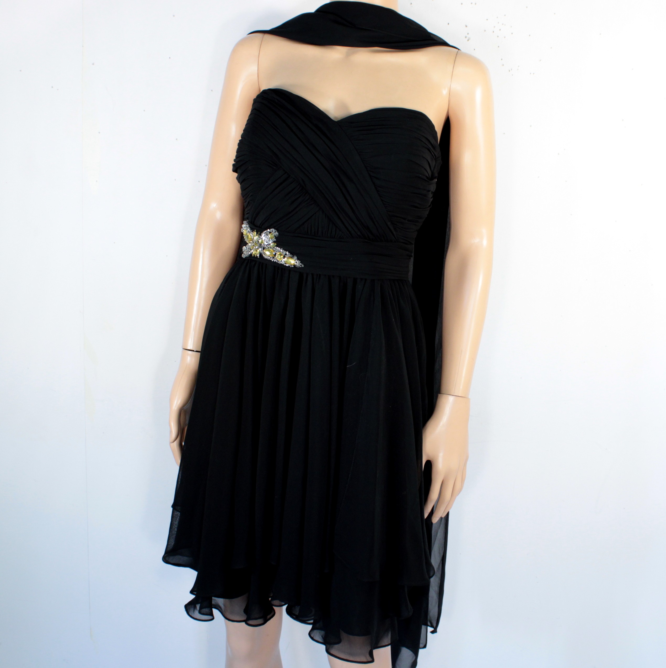 Acheter Robe de Soirée Noire C BY N Taille 46 Bon état - 25,00 € Robe de Soirée Noire C BY N Taille 46 Bon état reconditionné disponible sur Label Emmaüs