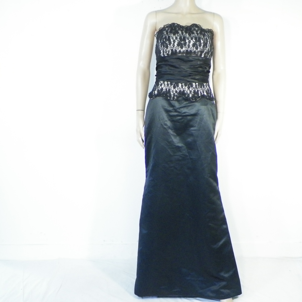 Robe De Soirée Noire Taille Estimée M. Bon état - 25,00 € Robe De Soirée Noire Taille Estimée M. Bon état reconditionné disponible sur Label Emmaüs