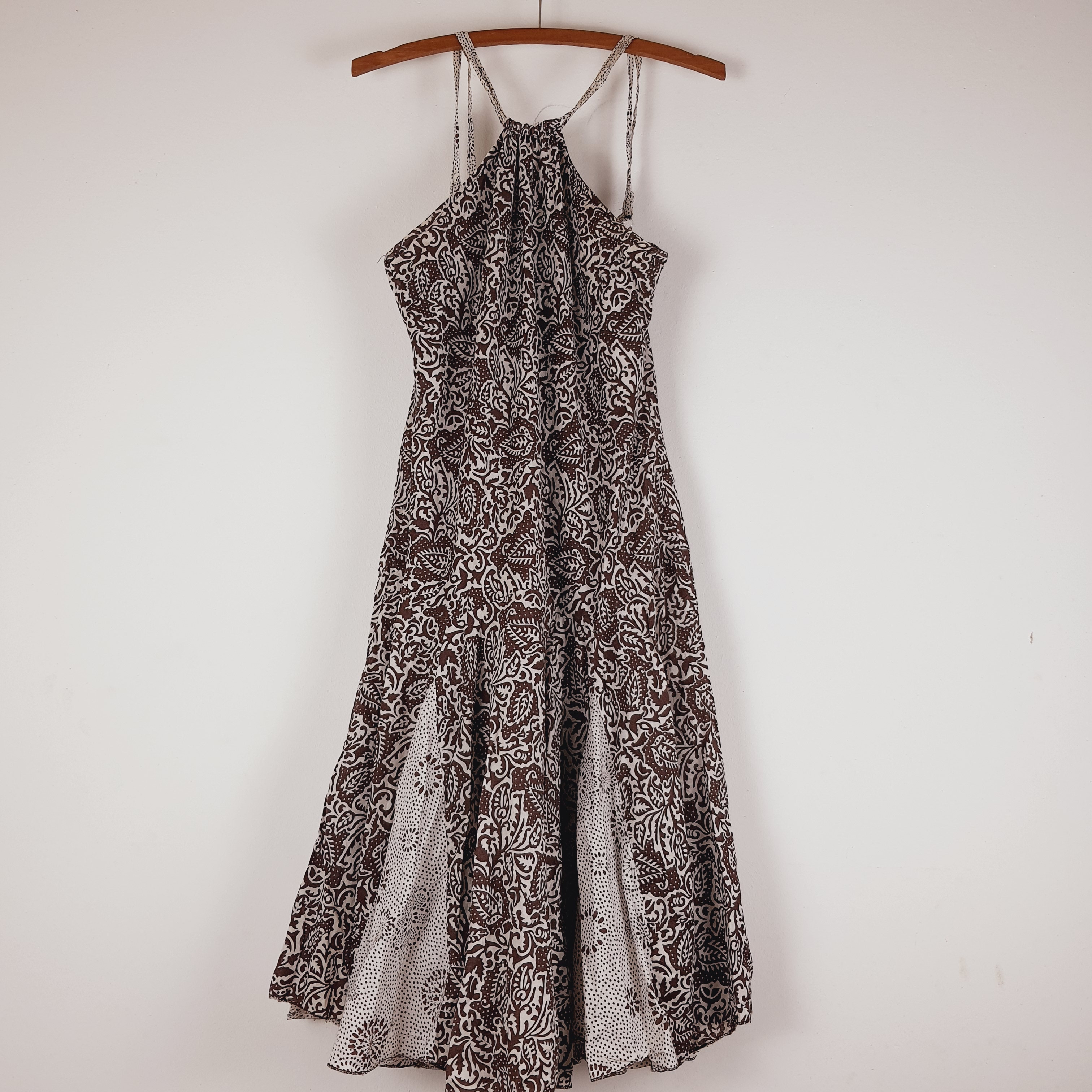 Voir photo 2 de Robe femme à bretelles marron et blanche, à motif végétal - Sépia - 38 (estimé) Robe femme à bretelles marron et blanche, à motif végétal - Sépia - 38 (estimé) Très bon état reconditionné photo 2