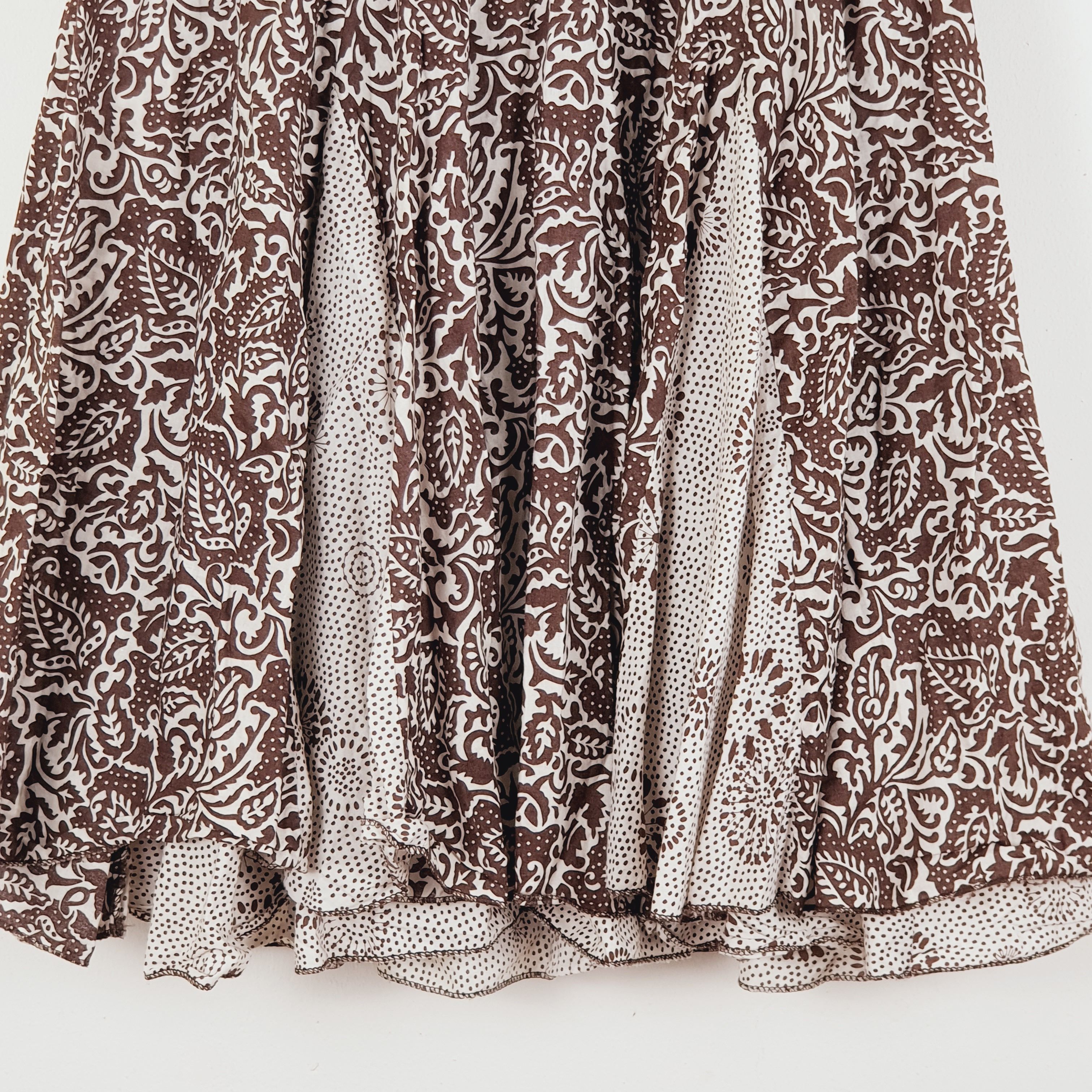 Voir photo 3 de Robe femme à bretelles marron et blanche, à motif végétal - Sépia - 38 (estimé) Robe femme à bretelles marron et blanche, à motif végétal - Sépia - 38 (estimé) Très bon état reconditionné photo 3