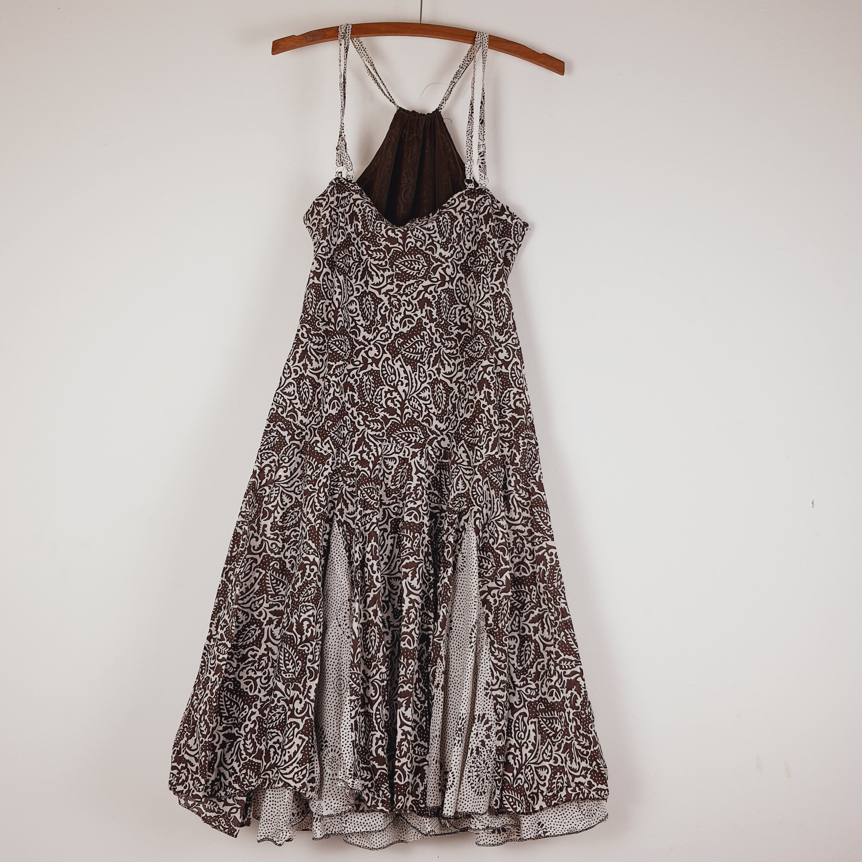 Acheter Robe femme à bretelles marron et blanche, à motif végétal - Sépia - 38 (estimé) Très bon état - 11,00 € Robe femme à bretelles marron et blanche, à motif végétal - Sépia - 38 (estimé) Très bon état reconditionné disponible sur Label Emmaüs