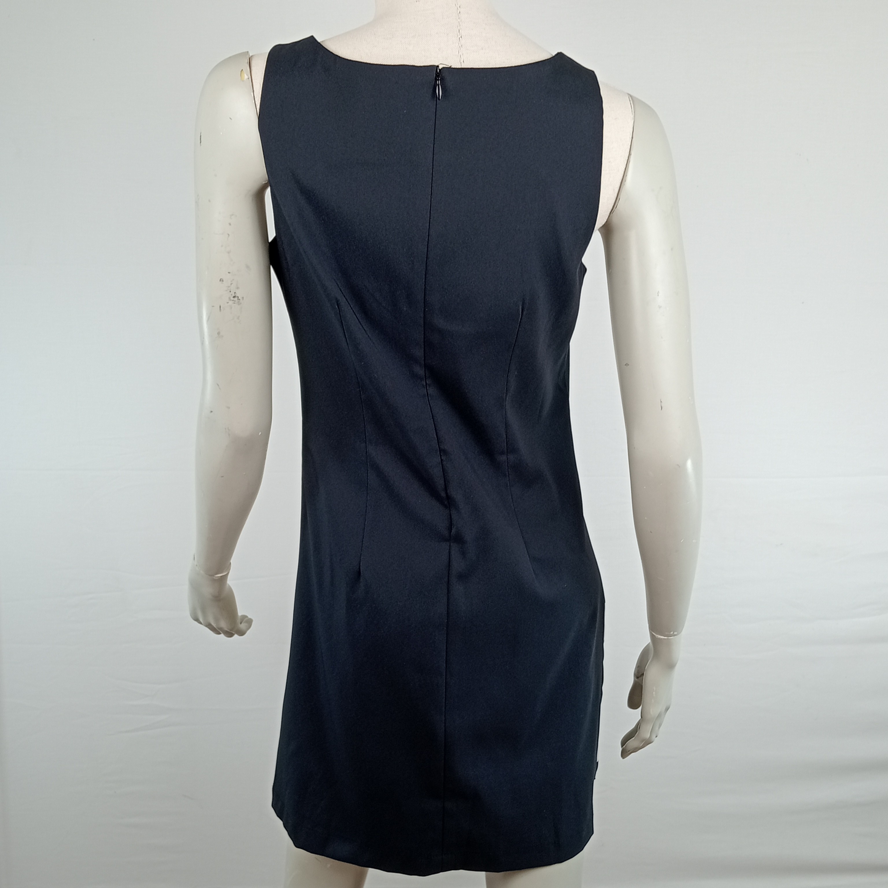 Voir photo 2 de Robe femme Désigual à fleurs sans manches de couleur noir taille M (38) Robe femme Désigual à fleurs sans manches de couleur noir taille M (38) Très bon état reconditionné photo 2