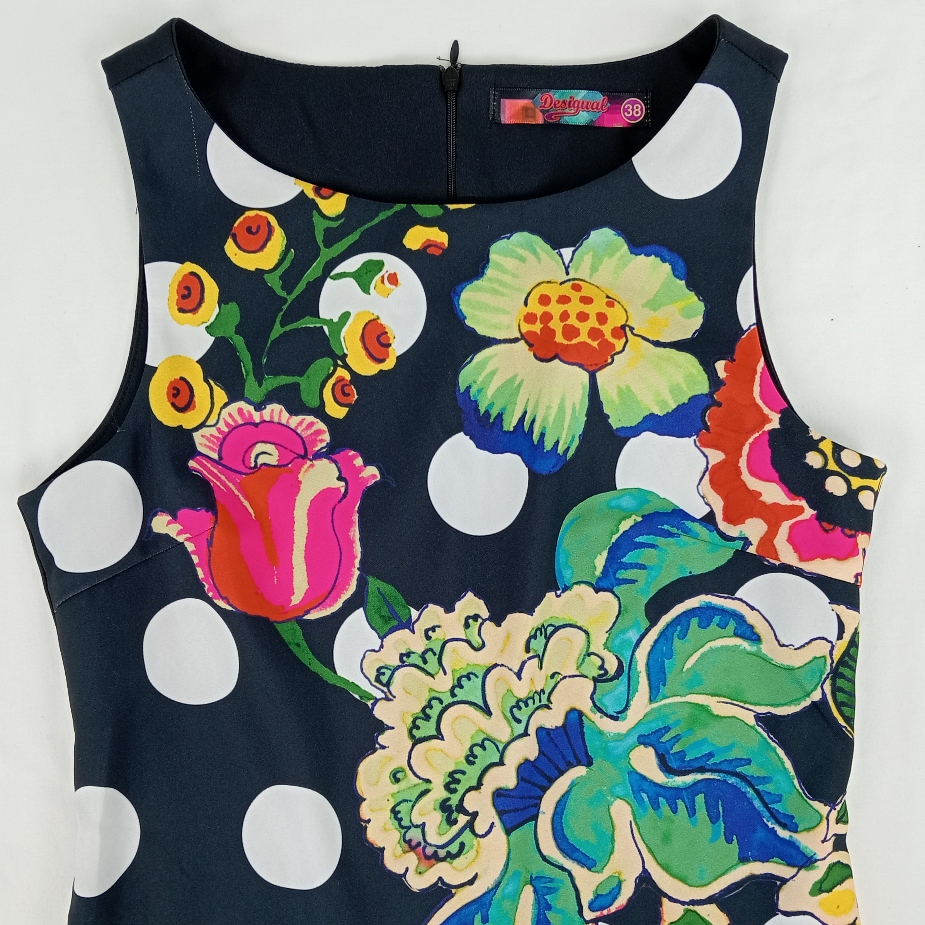Voir photo 3 de Robe femme Désigual à fleurs sans manches de couleur noir taille M (38) Robe femme Désigual à fleurs sans manches de couleur noir taille M (38) Très bon état reconditionné photo 3
