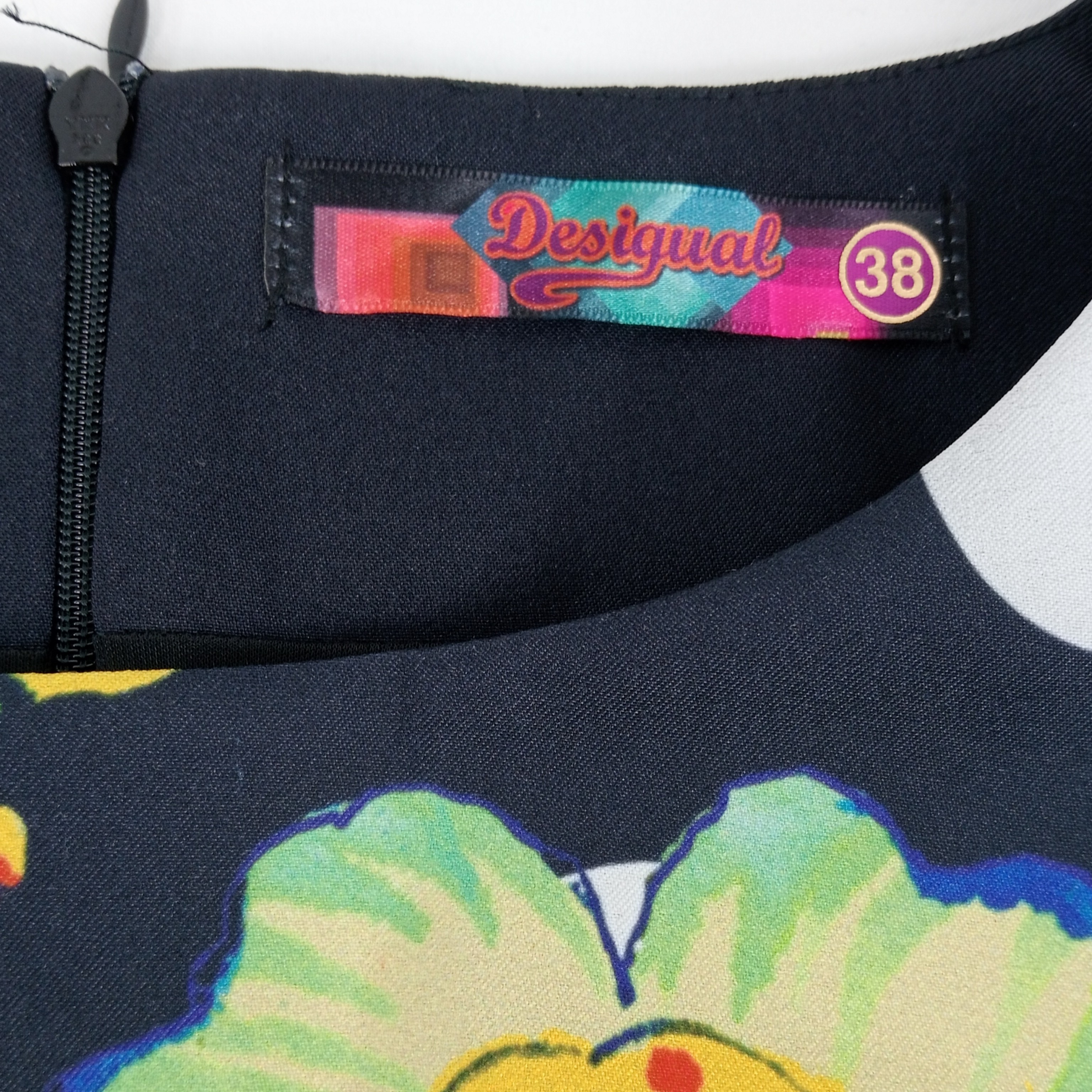 Voir photo 5 de Robe femme Désigual à fleurs sans manches de couleur noir taille M (38) Robe femme Désigual à fleurs sans manches de couleur noir taille M (38) Très bon état reconditionné photo 5