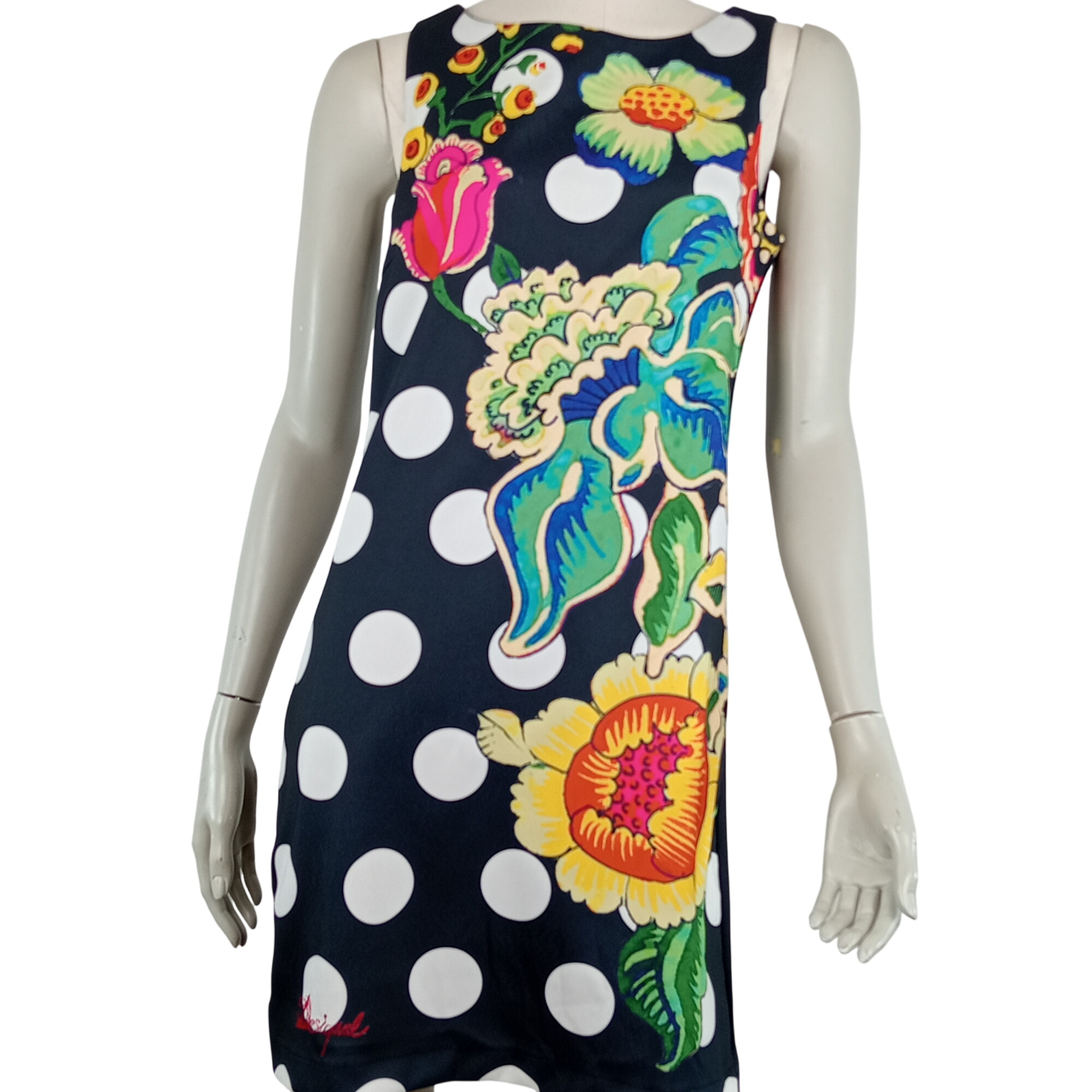 Acheter Robe femme Désigual à fleurs sans manches de couleur noir taille M (38) Très bon état - 14,00 € Robe femme Désigual à fleurs sans manches de couleur noir taille M (38) Très bon état reconditionné disponible sur Label Emmaüs