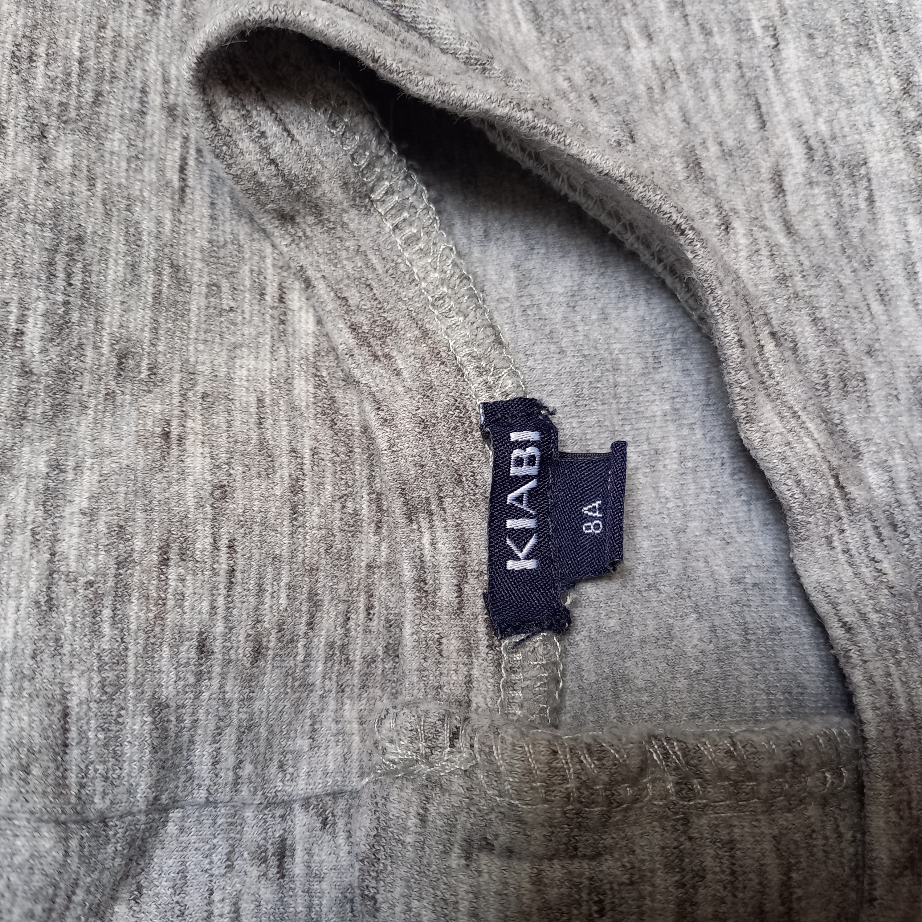 Voir photo 3 de Robe gris clair chiné zip dos bandes blanc doré rose côté une poche devant 8A "KIABI" Robe gris clair chiné zip dos bandes blanc doré rose côté une poche devant 8A "KIABI" Très bon état reconditionné photo 3