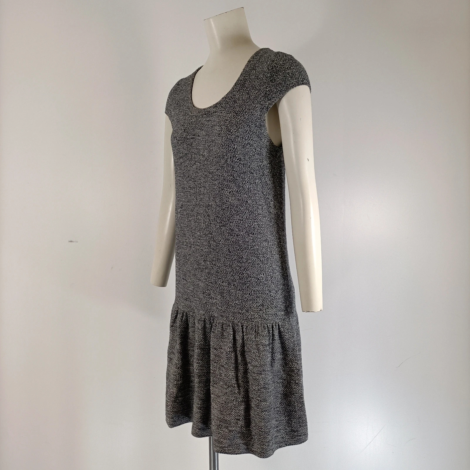 Voir photo 6 de Robe grise Comptoir des Cotonniers maille chinée coupe droite jupe froncée taille S Robe grise Comptoir des Cotonniers maille chinée coupe droite jupe froncée taille S Parfait état reconditionné photo 6
