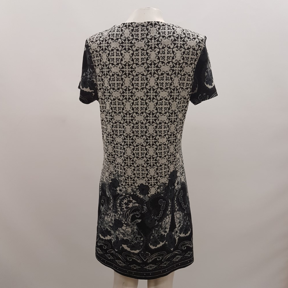 Voir photo 2 de Robe grise et noire - ARMAND THIÉRY - Taille 38 ESTIMÉE Robe grise et noire - ARMAND THIÉRY - Taille 38 ESTIMÉE Bon état reconditionné photo 2