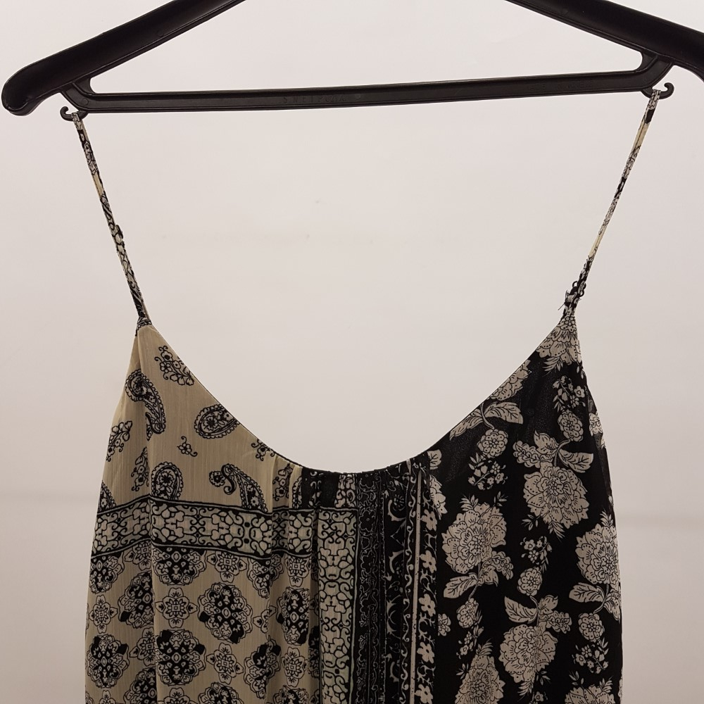 Voir photo 4 de Robe imprimée à fleurs gris vert, blanches et noires - ESPRIT - Taille 40 Robe imprimée à fleurs gris vert, blanches et noires - ESPRIT - Taille 40 Très bon état reconditionné photo 4