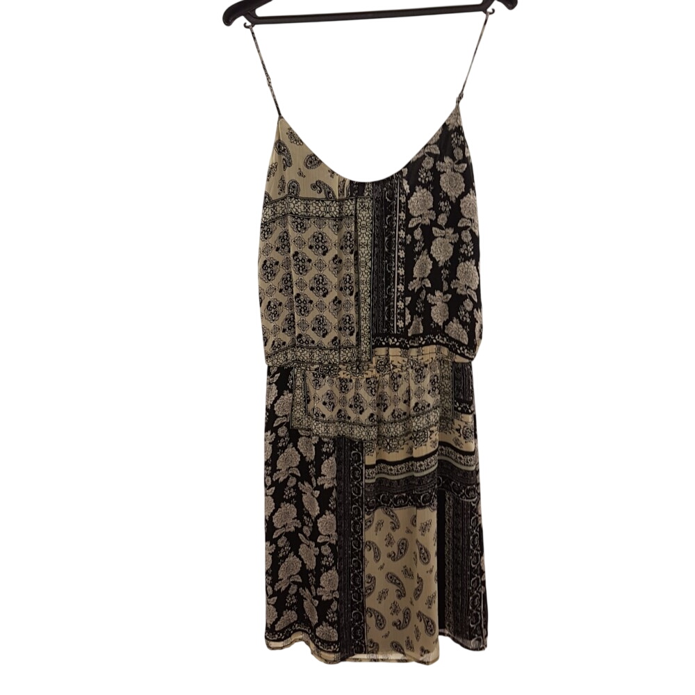 Acheter Robe imprimée à fleurs gris vert, blanches et noires - ESPRIT - Taille 40 Très bon état - 11,00 € Robe imprimée à fleurs gris vert, blanches et noires - ESPRIT - Taille 40 Très bon état reconditionné disponible sur Label Emmaüs