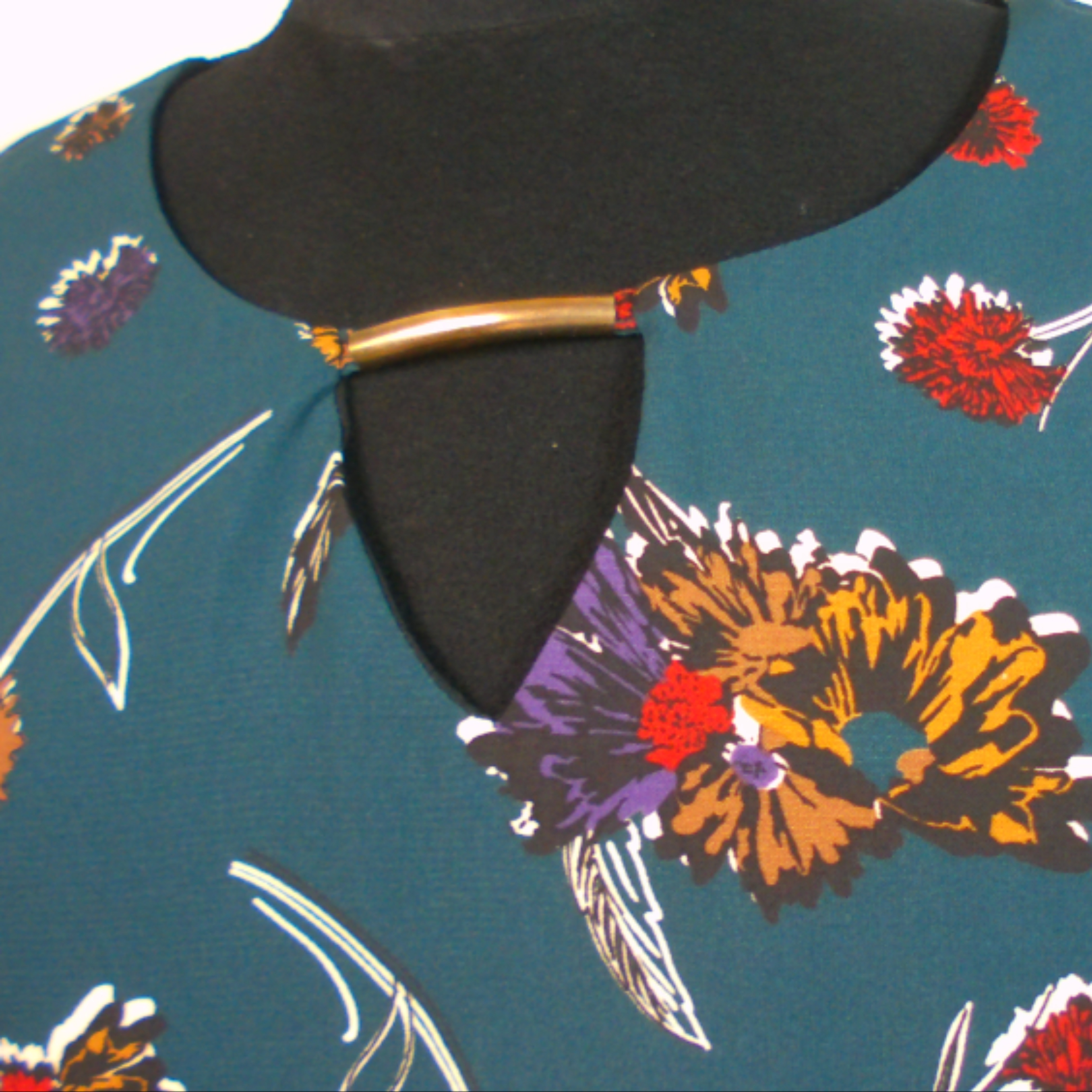 Voir photo 2 de Robe LA FEE MARABOUTEE, motifs fleurs sur fond vert, taille 38 Robe LA FEE MARABOUTEE, motifs fleurs sur fond vert, taille 38 Très bon état reconditionné photo 2