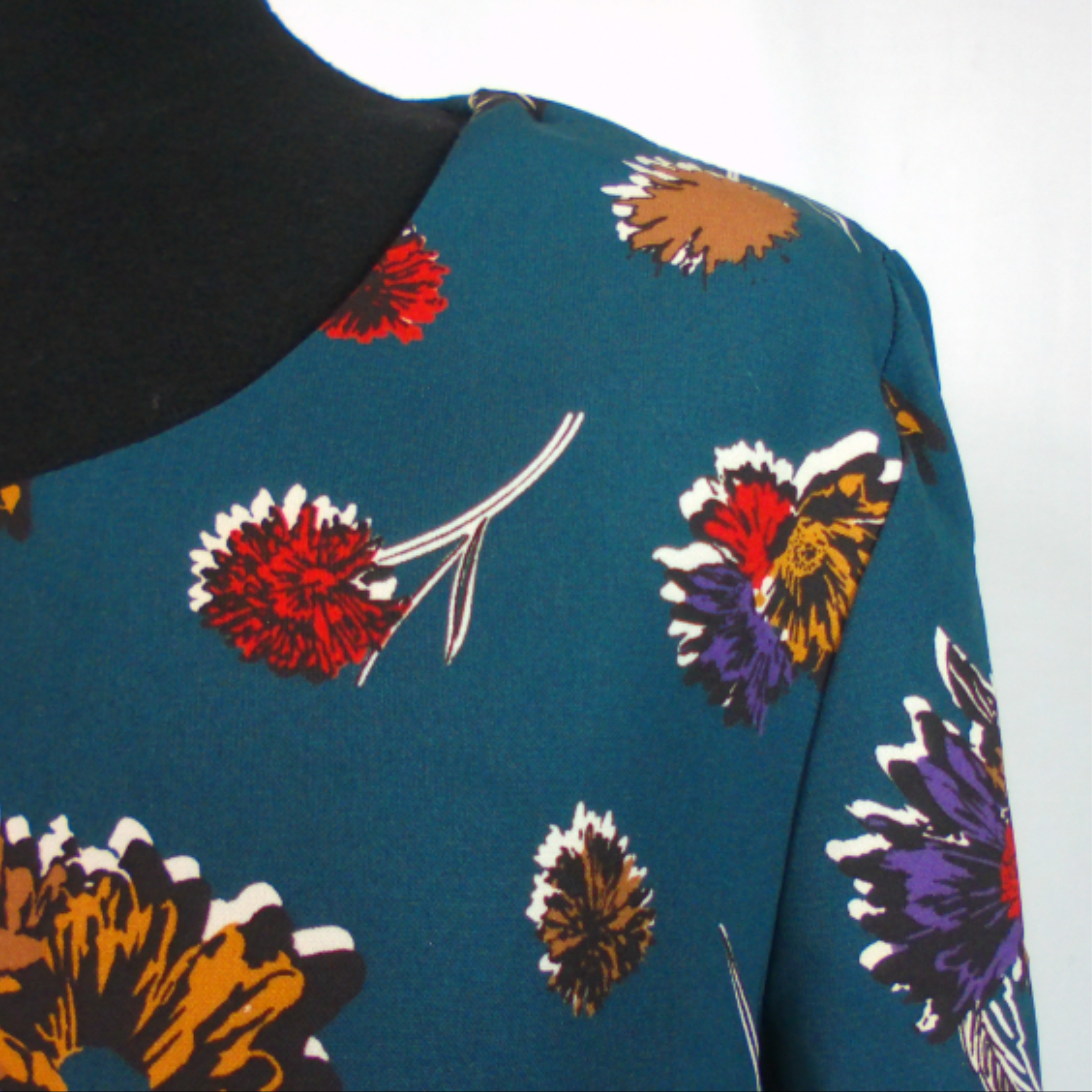 Voir photo 3 de Robe LA FEE MARABOUTEE, motifs fleurs sur fond vert, taille 38 Robe LA FEE MARABOUTEE, motifs fleurs sur fond vert, taille 38 Très bon état reconditionné photo 3