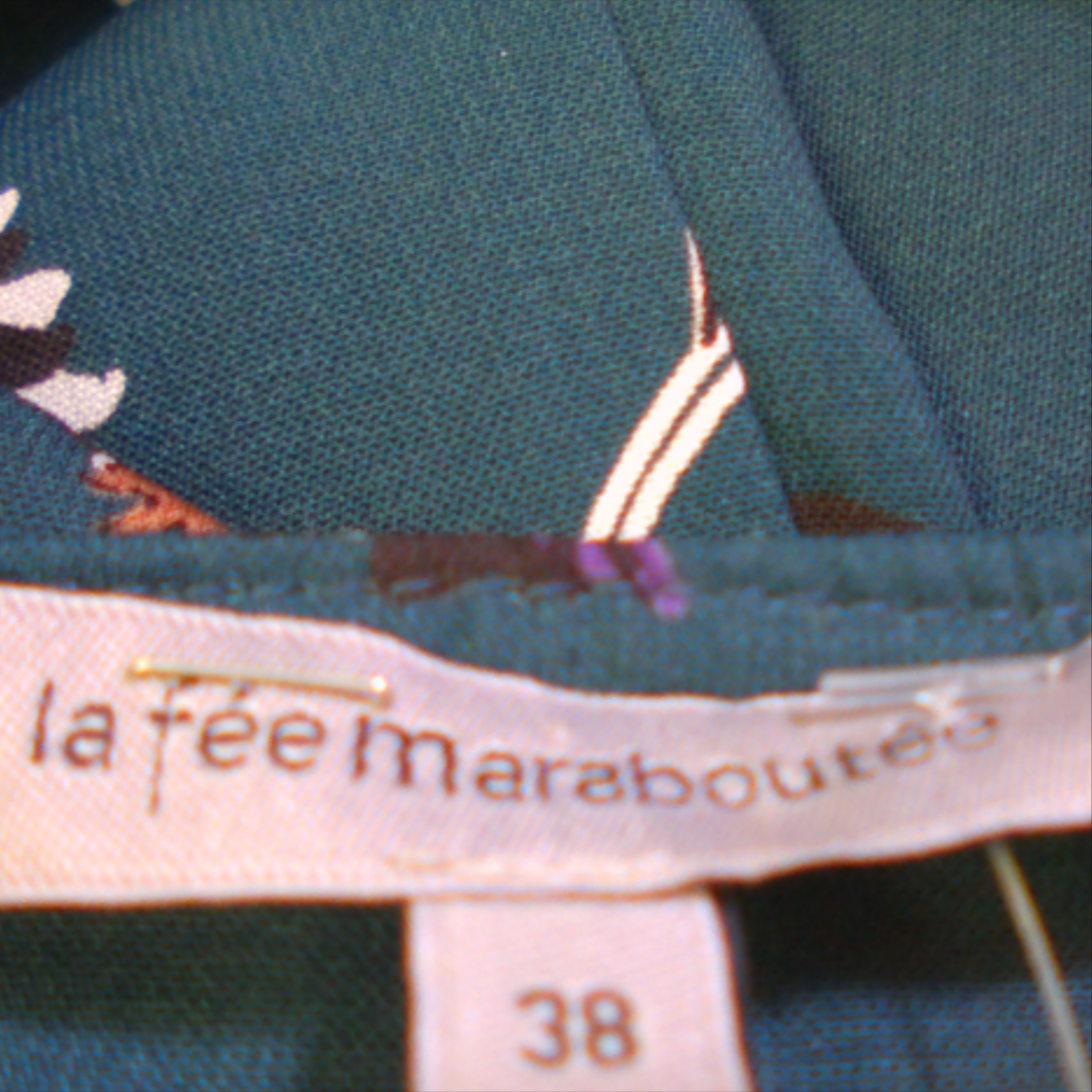 Voir photo 6 de Robe LA FEE MARABOUTEE, motifs fleurs sur fond vert, taille 38 Robe LA FEE MARABOUTEE, motifs fleurs sur fond vert, taille 38 Très bon état reconditionné photo 6