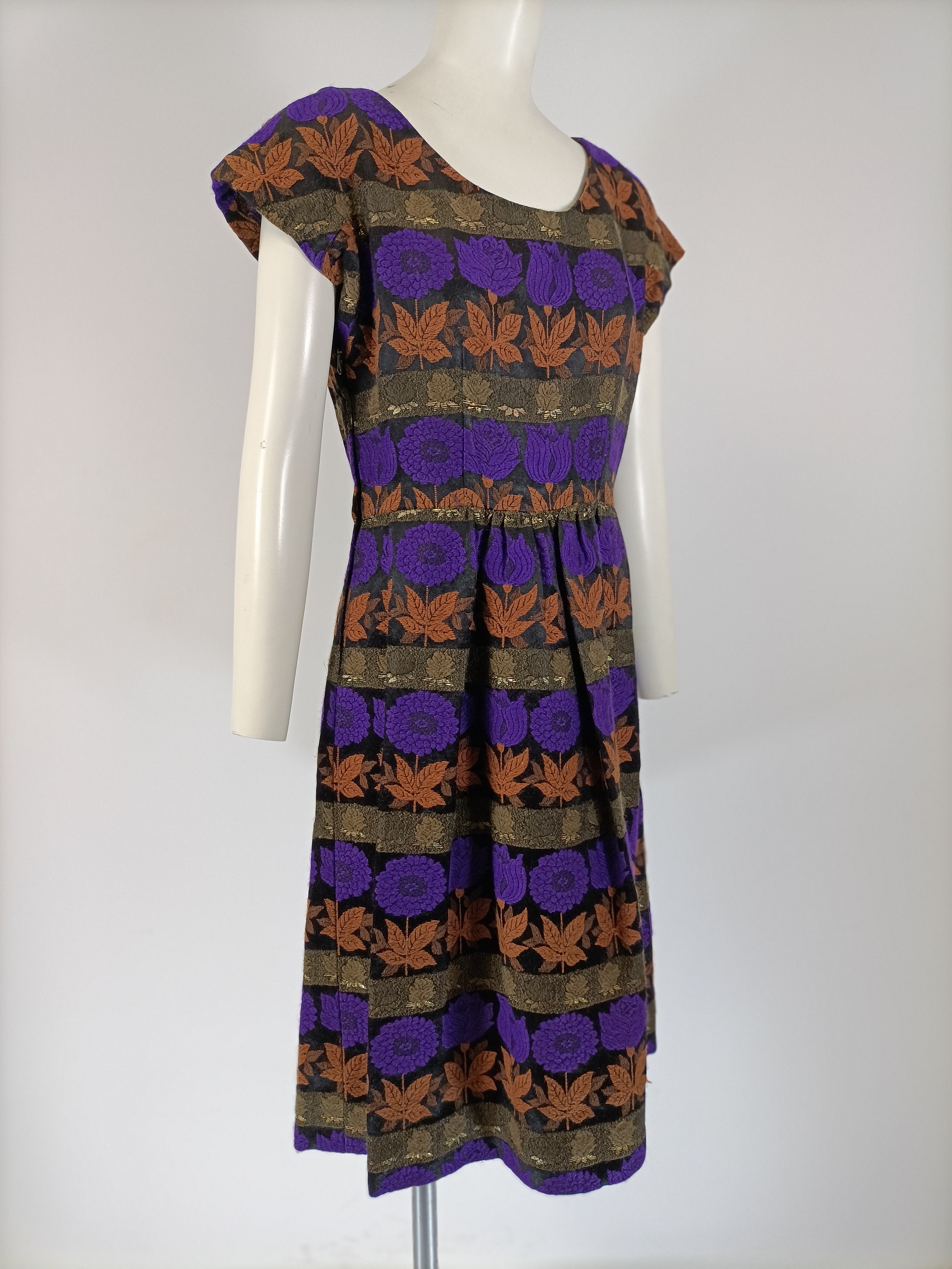 Voir photo 2 de Robe midi jacquard noir violet cuivre manches courtes longueur 102 cm Robe midi jacquard noir violet cuivre manches courtes longueur 102 cm Parfait état reconditionné photo 2