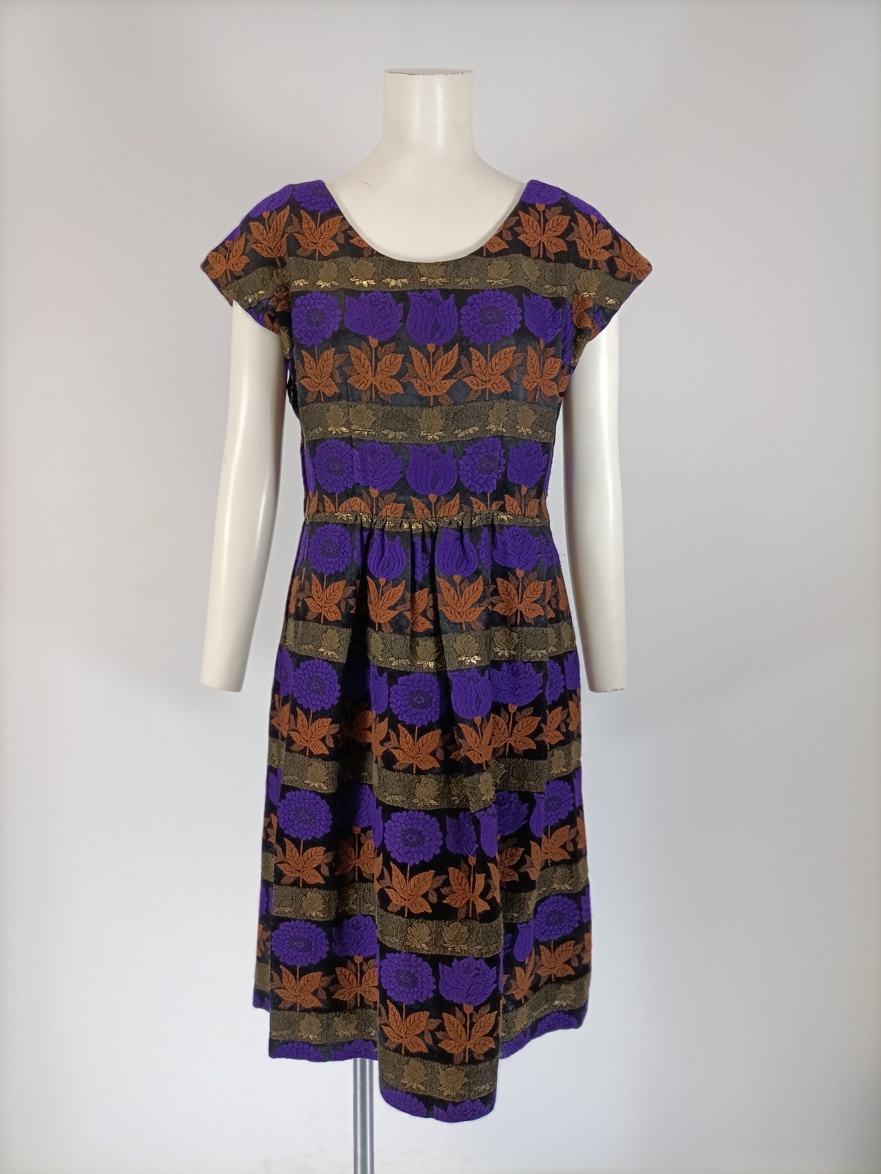Voir photo 3 de Robe midi jacquard noir violet cuivre manches courtes longueur 102 cm Robe midi jacquard noir violet cuivre manches courtes longueur 102 cm Parfait état reconditionné photo 3