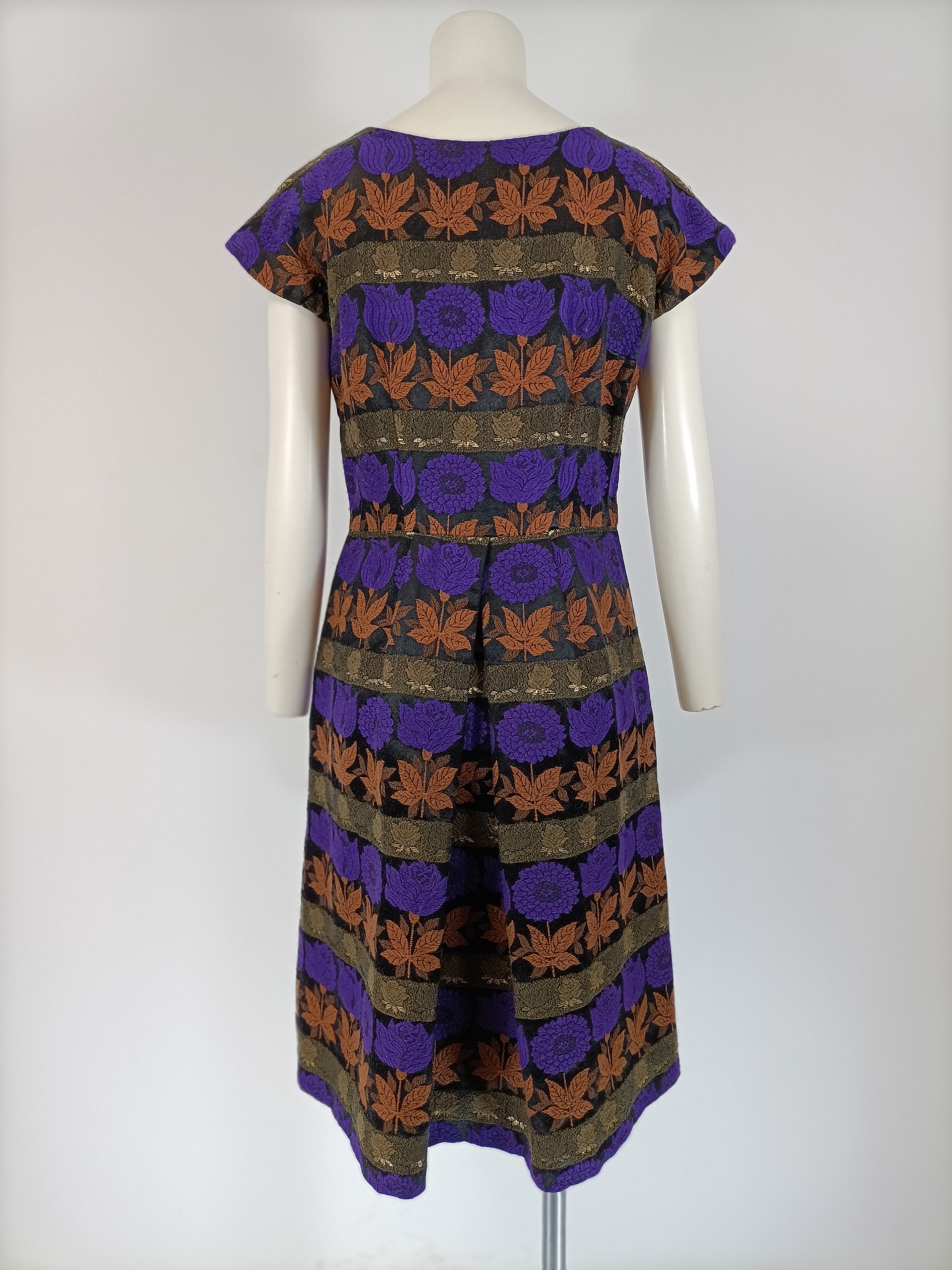 Voir photo 5 de Robe midi jacquard noir violet cuivre manches courtes longueur 102 cm Robe midi jacquard noir violet cuivre manches courtes longueur 102 cm Parfait état reconditionné photo 5