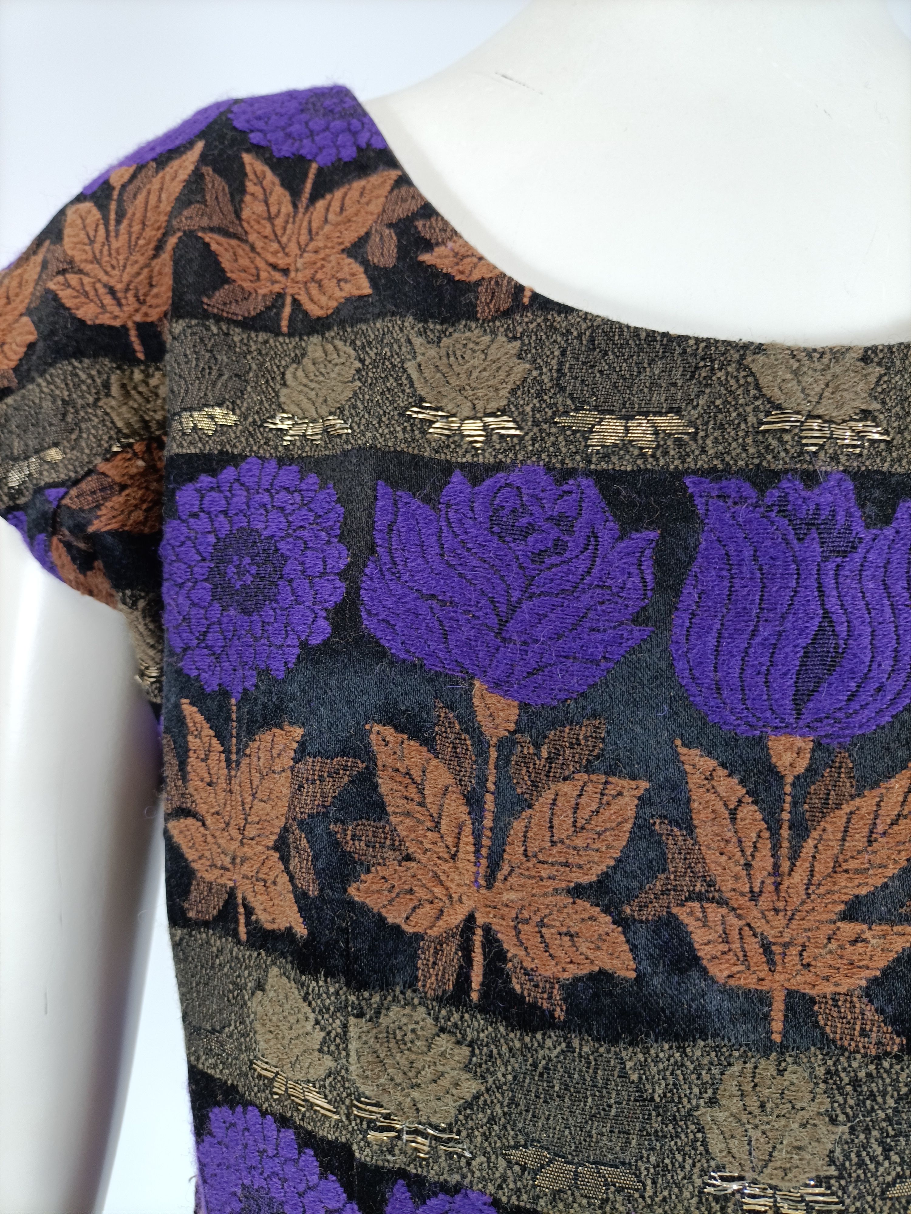 Voir photo 7 de Robe midi jacquard noir violet cuivre manches courtes longueur 102 cm Robe midi jacquard noir violet cuivre manches courtes longueur 102 cm Parfait état reconditionné photo 7
