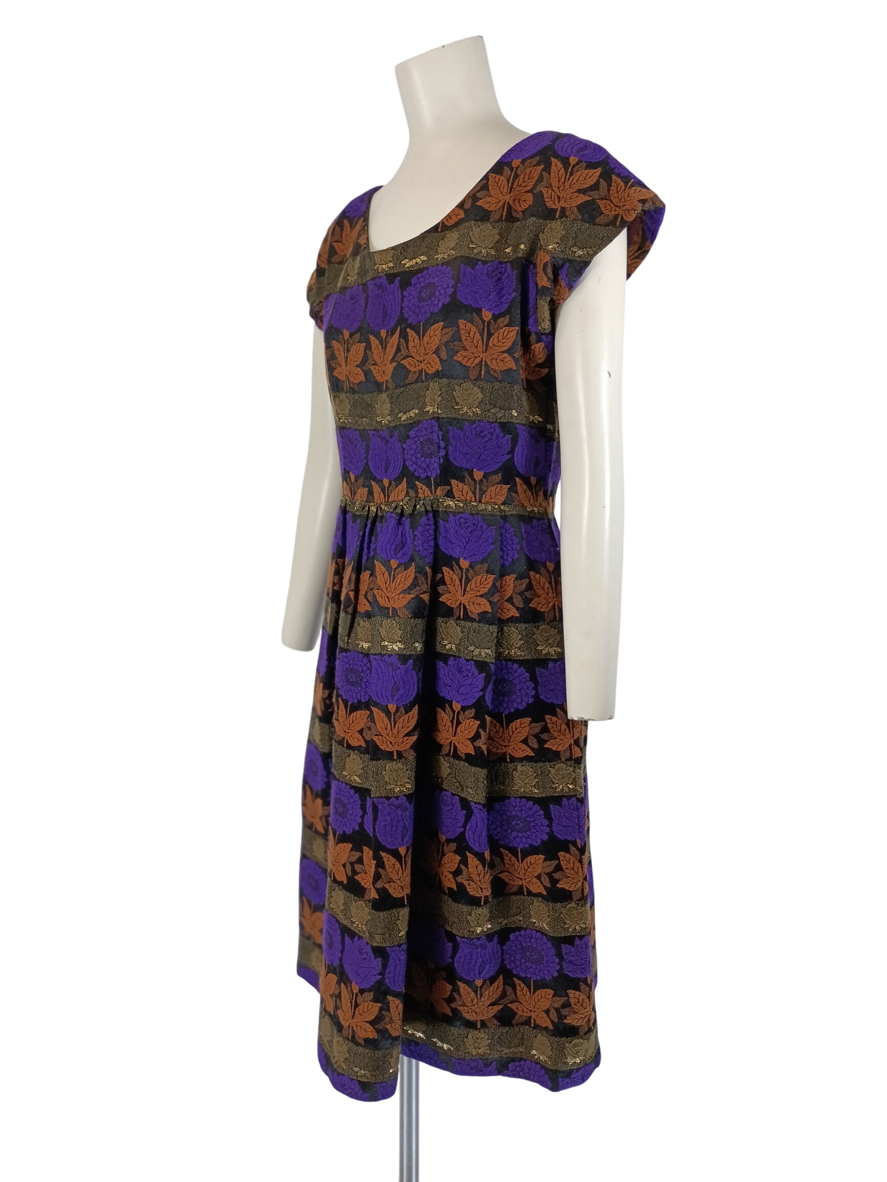 Acheter Robe midi jacquard noir violet cuivre manches courtes longueur 102 cm Parfait état - 10,00 € Robe midi jacquard noir violet cuivre manches courtes longueur 102 cm Parfait état reconditionné disponible sur Label Emmaüs