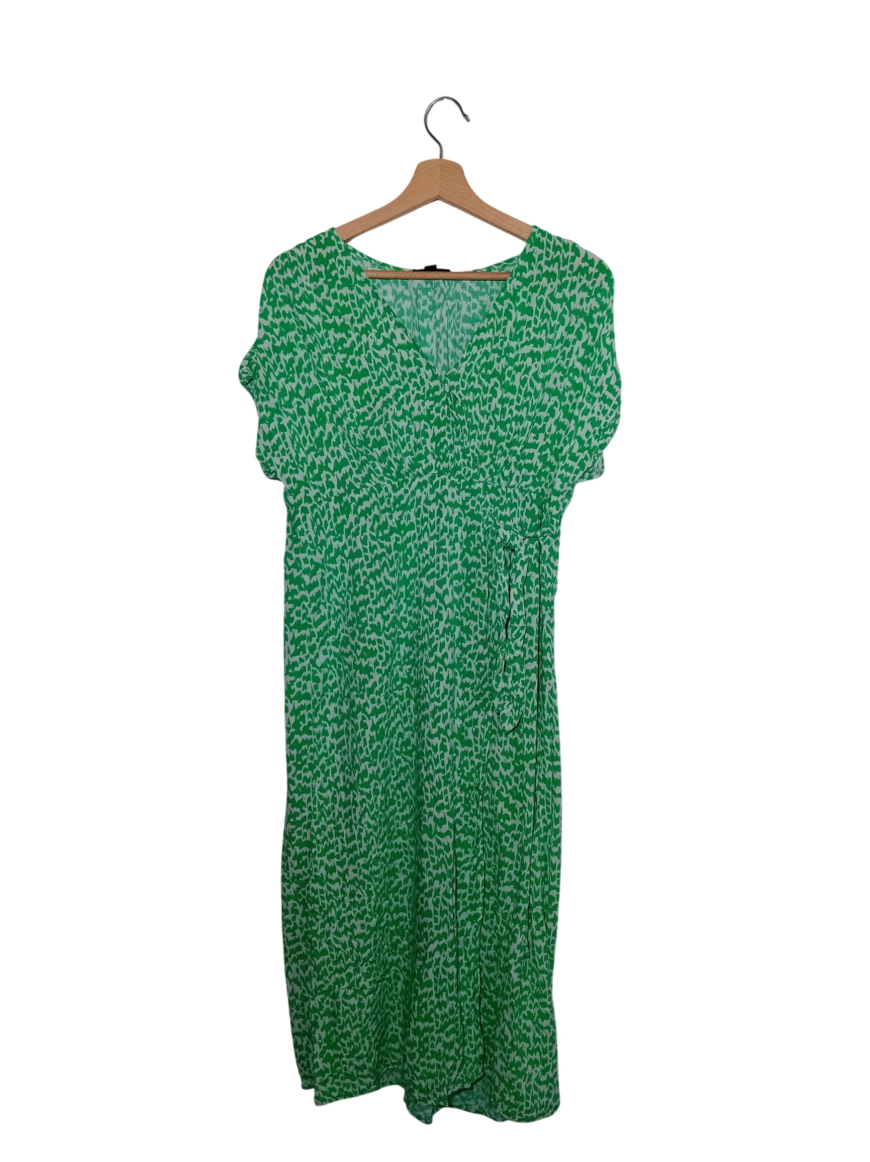 Acheter Robe Midi Verte Et Blanche C&a Motifs (t5422) Très bon état - 10,00 € Robe Midi Verte Et Blanche C&a Motifs (t5422) Très bon état reconditionné disponible sur Label Emmaüs