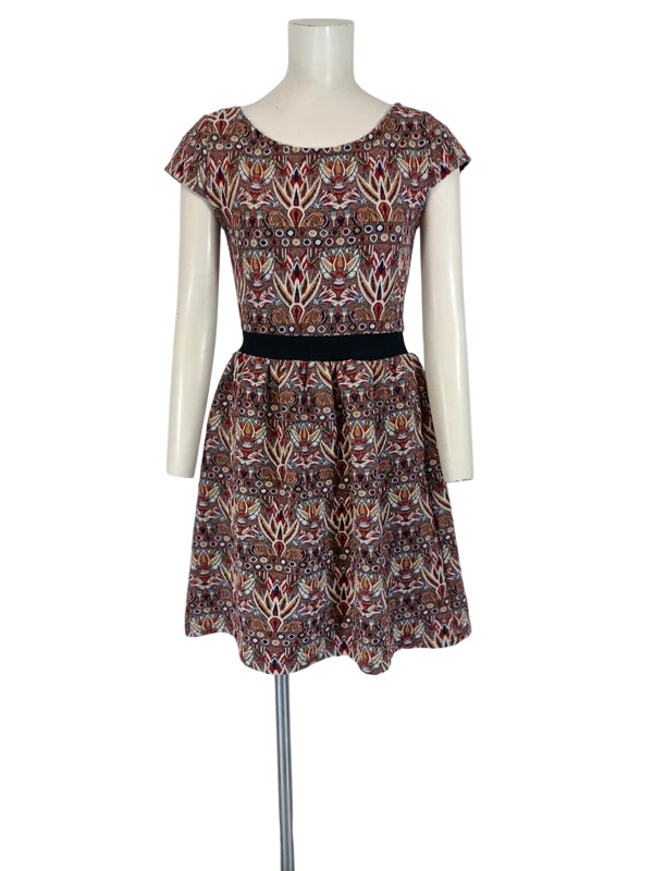 Robe Naf Naf imprimé multicolore manches courtes taille XS Parfait état - 10,00 € Robe Naf Naf imprimé multicolore manches courtes taille XS Parfait état reconditionné disponible sur Label Emmaüs