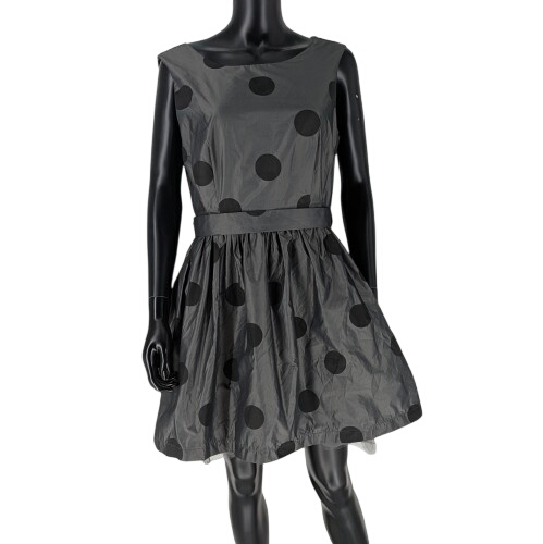 Robe NAF NAF T.40 grise à pois noirs sans manche jupon en tulle Très bon état - 12,00 € Robe NAF NAF T.40 grise à pois noirs sans manche jupon en tulle Très bon état reconditionné disponible sur Label Emmaüs
