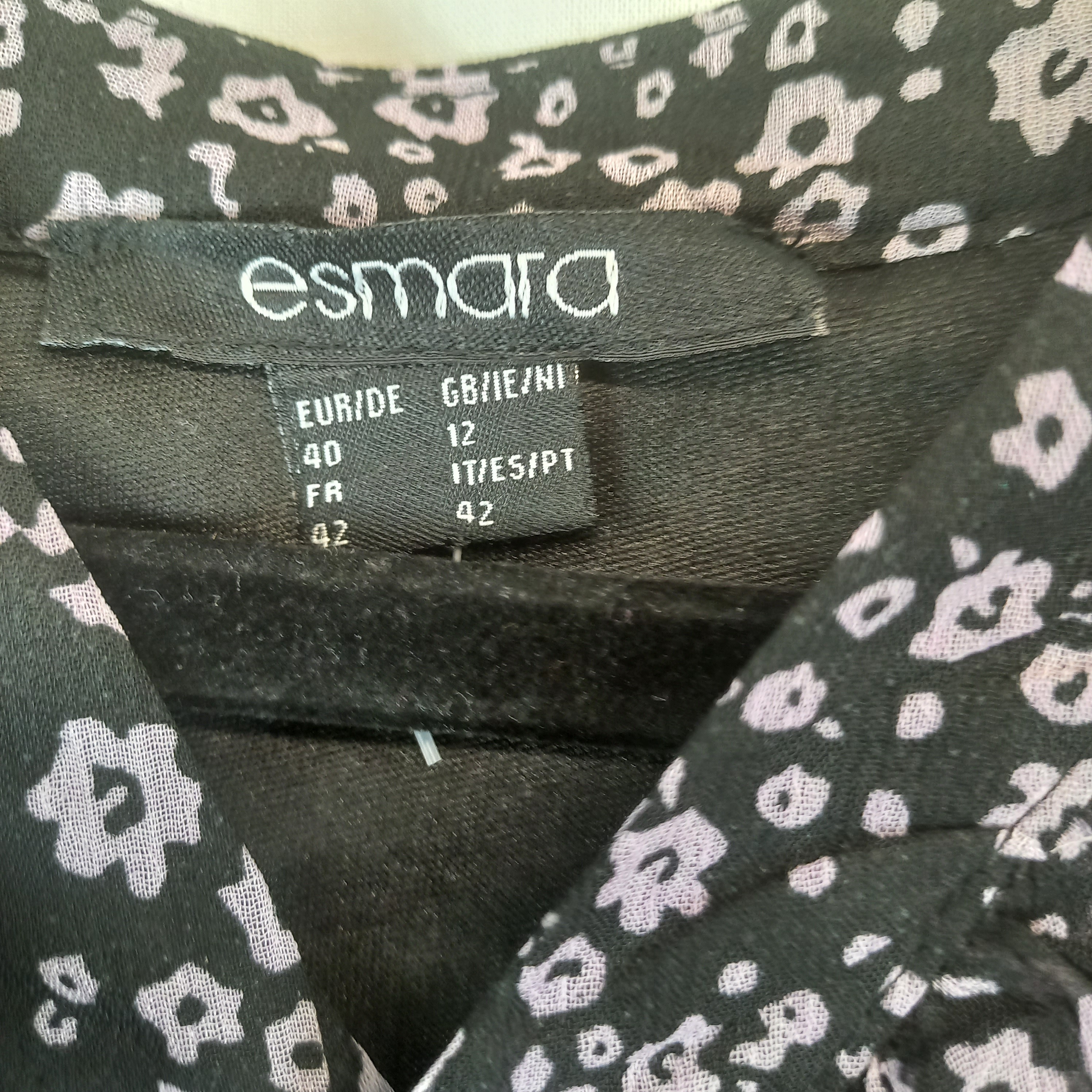 Voir photo 3 de Robe noire en petite fleurs violette "esmara" T42 Robe noire en petite fleurs violette "esmara" T42 Très bon état reconditionné photo 3