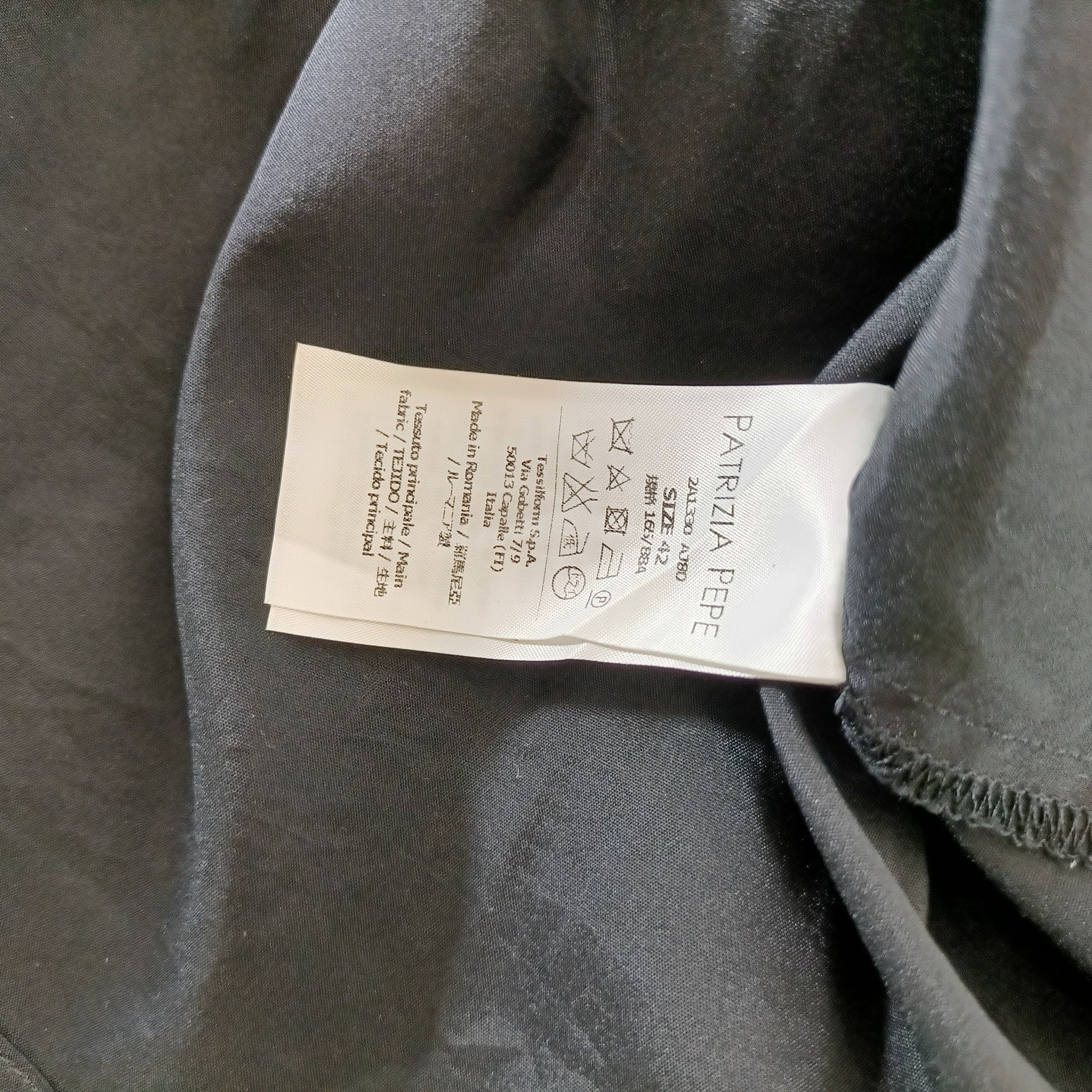 Voir photo 11 de Robe noire fluide à manches longues col carré Patrizia Pepe taille 42 chic minimaliste A2004 Robe noire fluide à manches longues col carré Patrizia Pepe taille 42 chic minimaliste A2004 Parfait état reconditionné photo 11