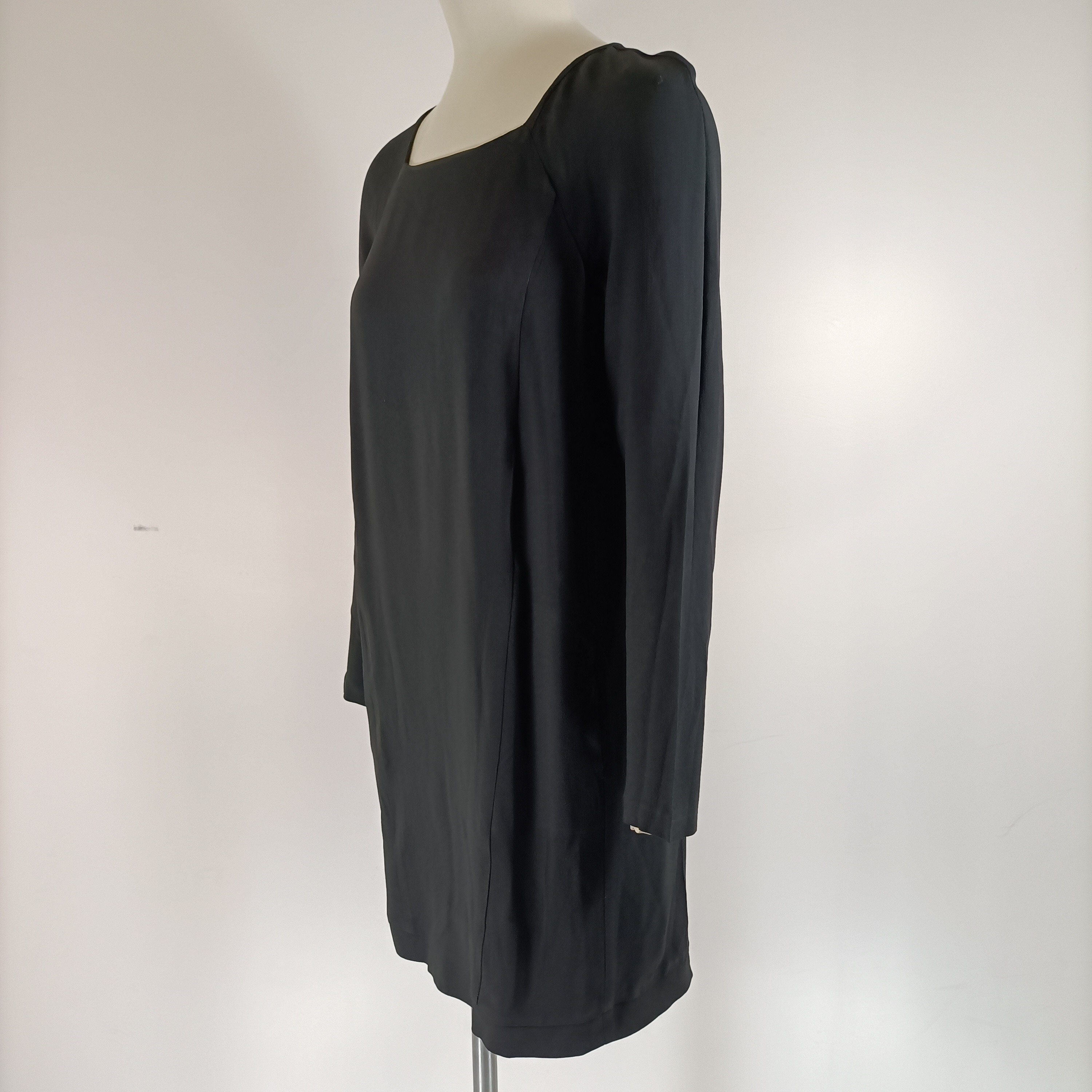 Voir photo 4 de Robe noire fluide à manches longues col carré Patrizia Pepe taille 42 chic minimaliste A2004 Robe noire fluide à manches longues col carré Patrizia Pepe taille 42 chic minimaliste A2004 Parfait état reconditionné photo 4