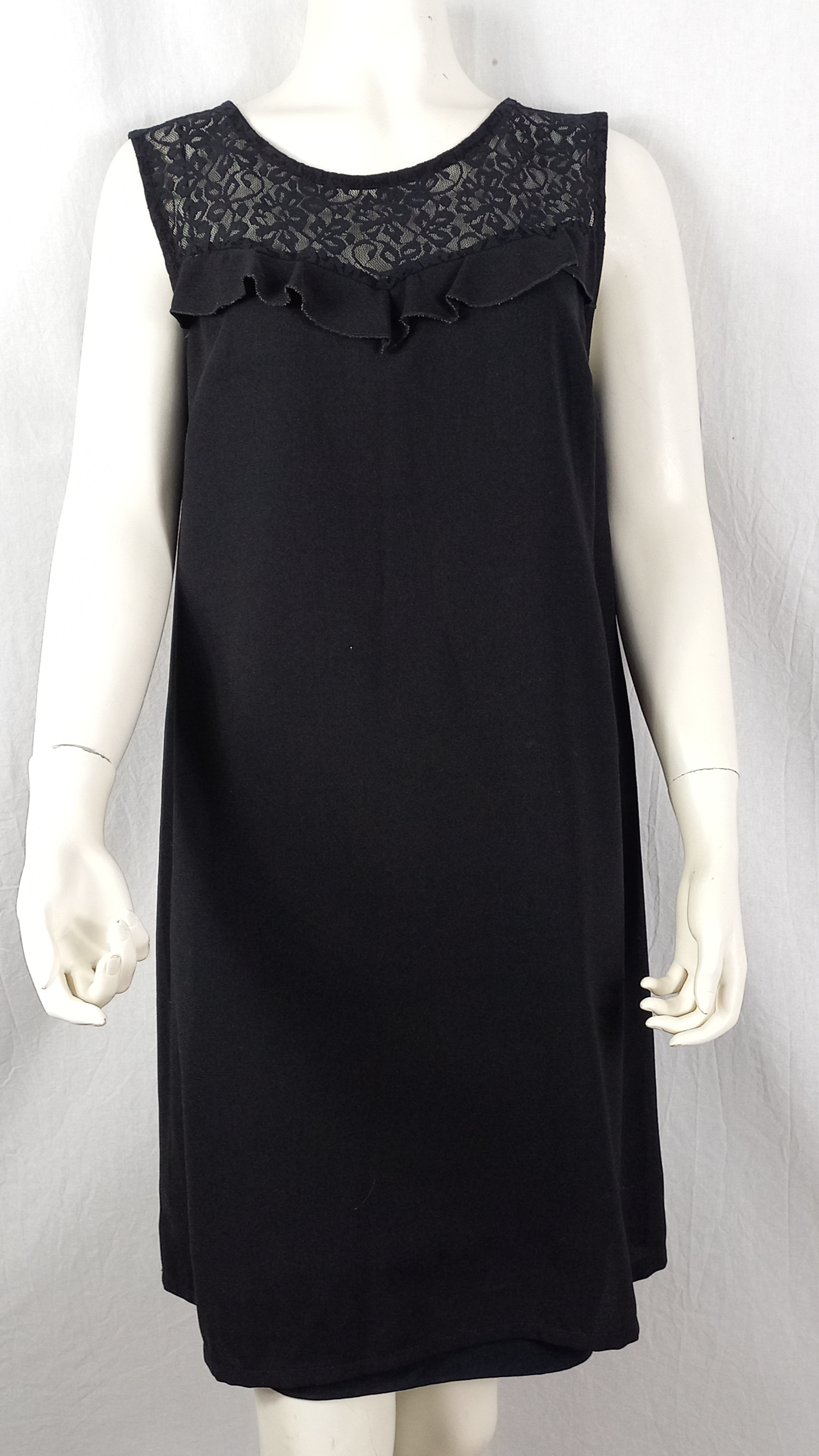 Voir photo 2 de Robe Noire large bretelle col dentelle noire"cache-cache"T40 Robe Noire large bretelle col dentelle noire"cache-cache"T40 Très bon état reconditionné photo 2