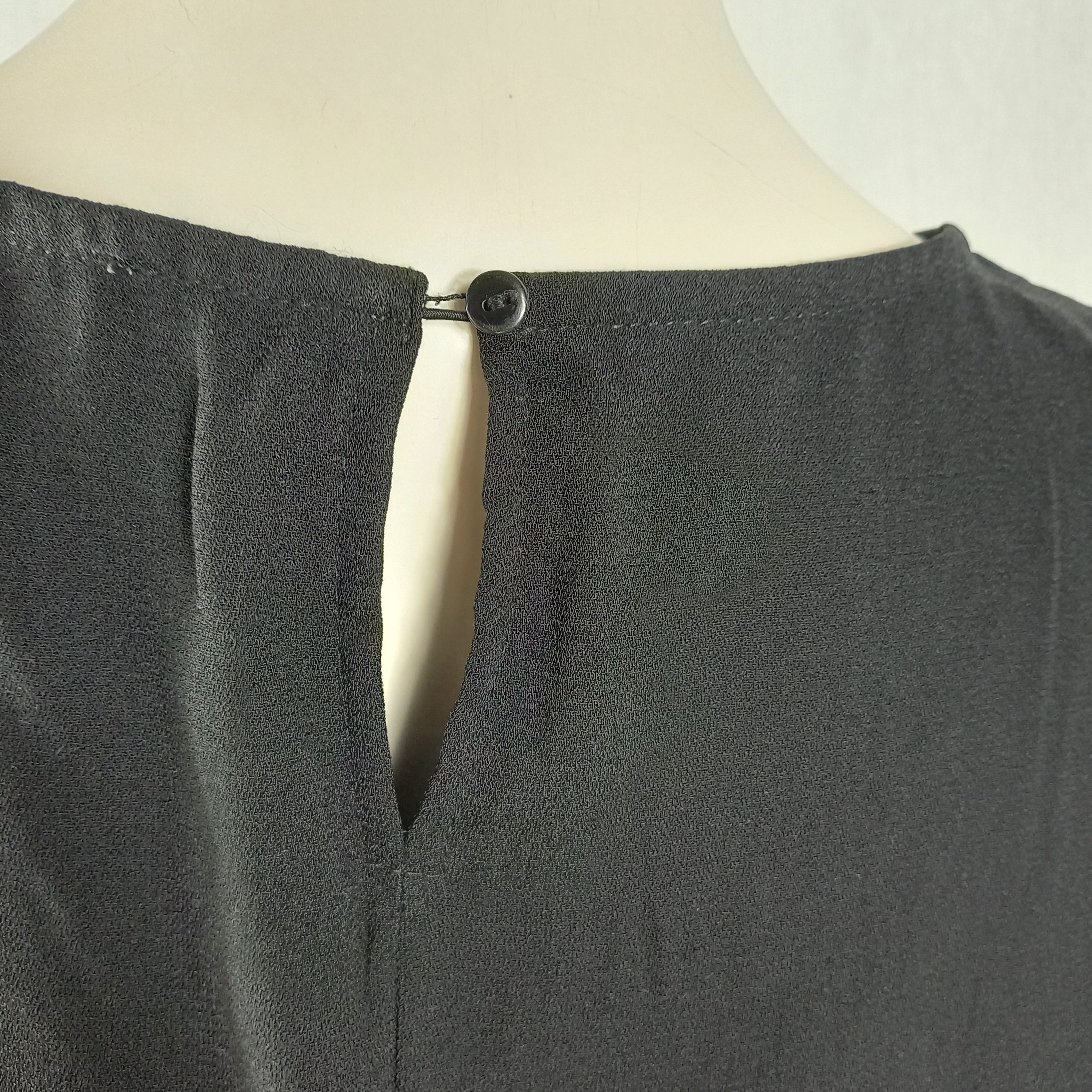 Voir photo 4 de Robe Noire large bretelle col dentelle noire"cache-cache"T40 Robe Noire large bretelle col dentelle noire"cache-cache"T40 Très bon état reconditionné photo 4