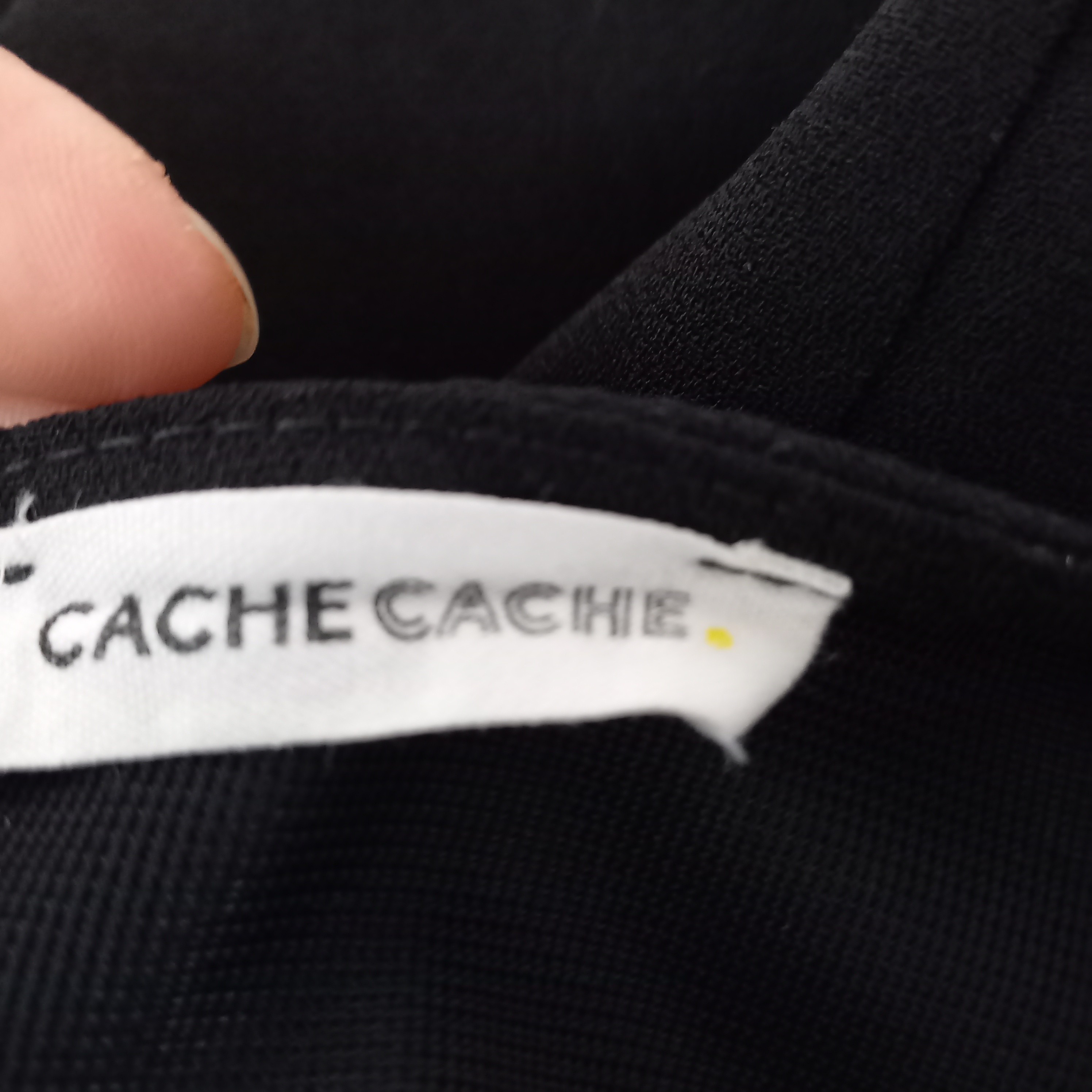Voir photo 5 de Robe Noire large bretelle col dentelle noire"cache-cache"T40 Robe Noire large bretelle col dentelle noire"cache-cache"T40 Très bon état reconditionné photo 5