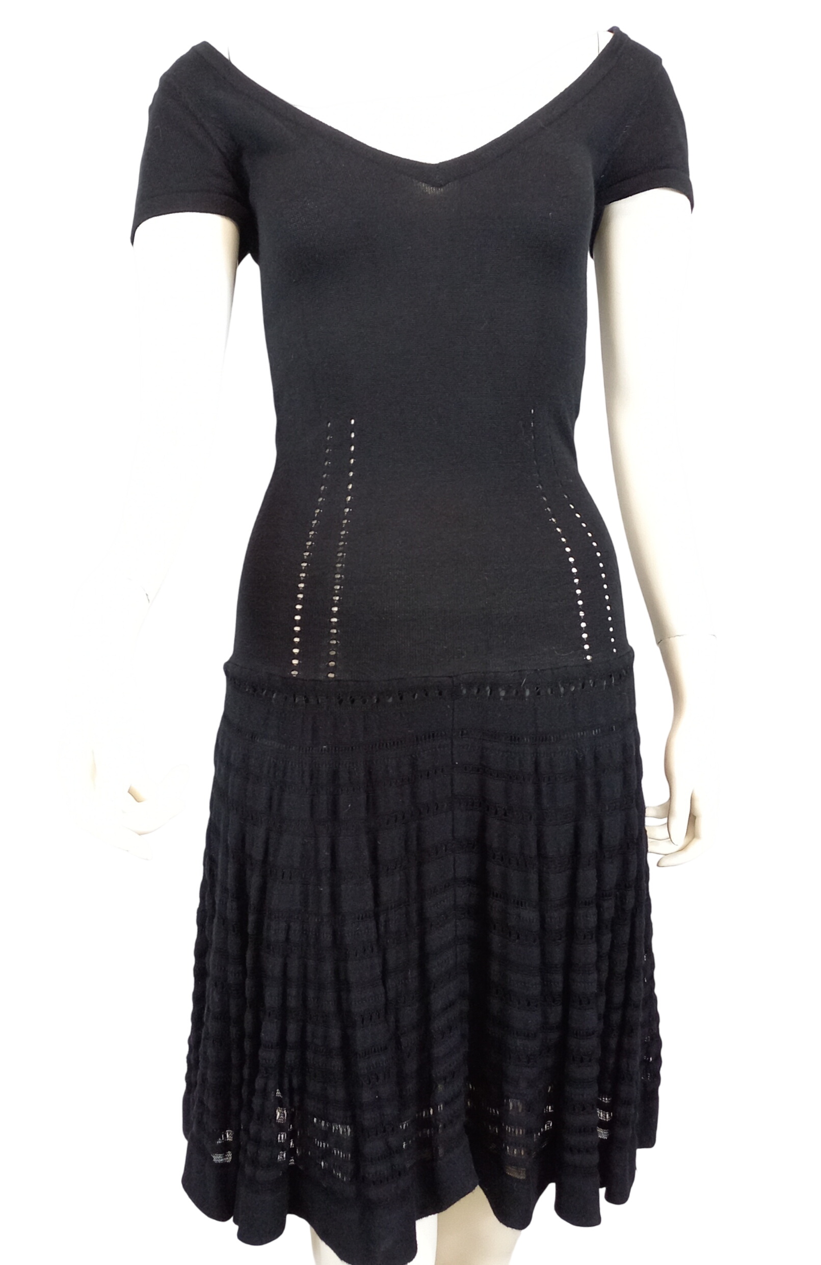 Acheter Robe noire MC ajourée volantée décolletée Très bon état - 10,90 € Robe noire MC ajourée volantée décolletée Très bon état reconditionné disponible sur Label Emmaüs