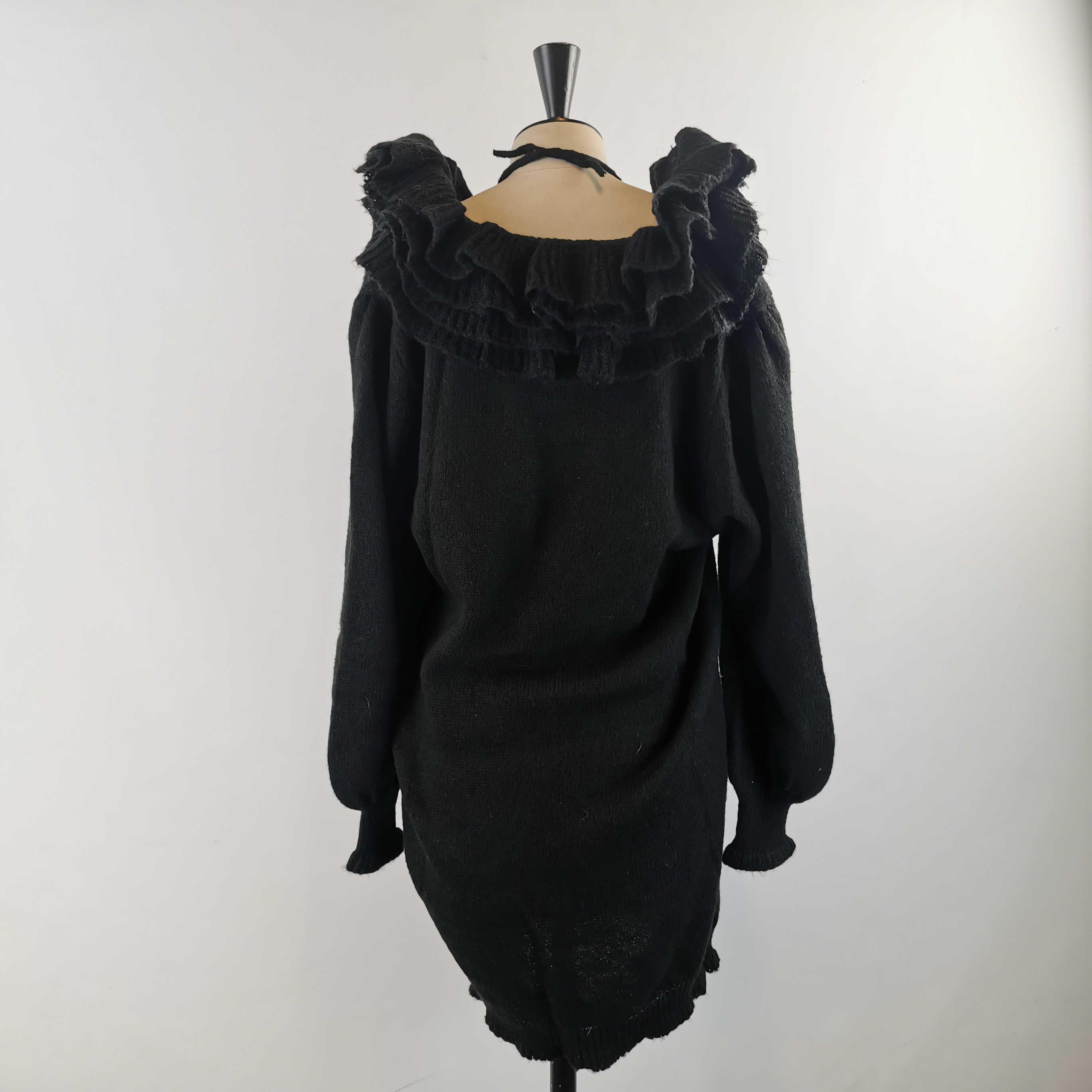 Voir photo 2 de Robe pull noire à grand col volanté et manches bouffantes 40 Robe pull noire à grand col volanté et manches bouffantes 40 Très bon état reconditionné photo 2