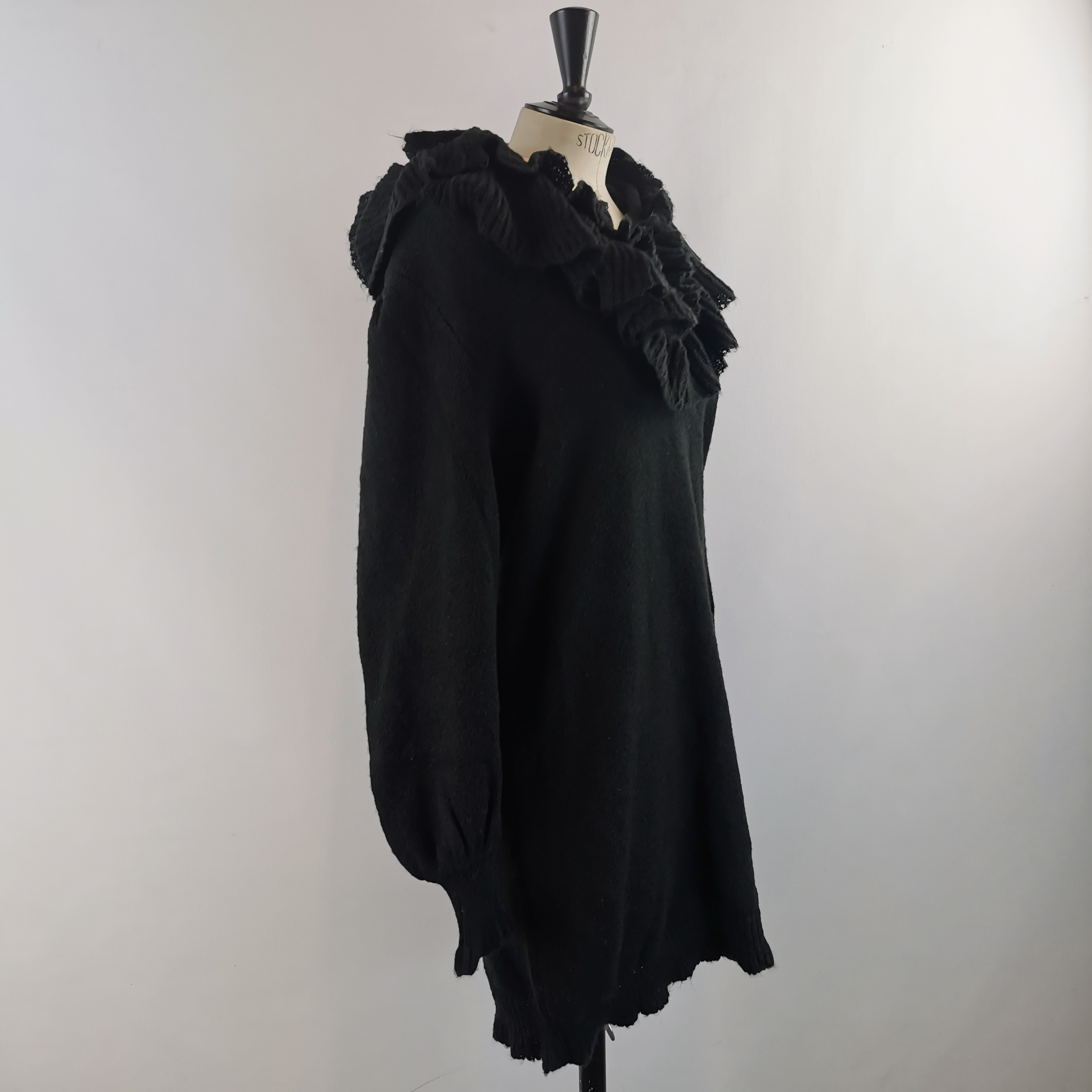 Voir photo 3 de Robe pull noire à grand col volanté et manches bouffantes 40 Robe pull noire à grand col volanté et manches bouffantes 40 Très bon état reconditionné photo 3