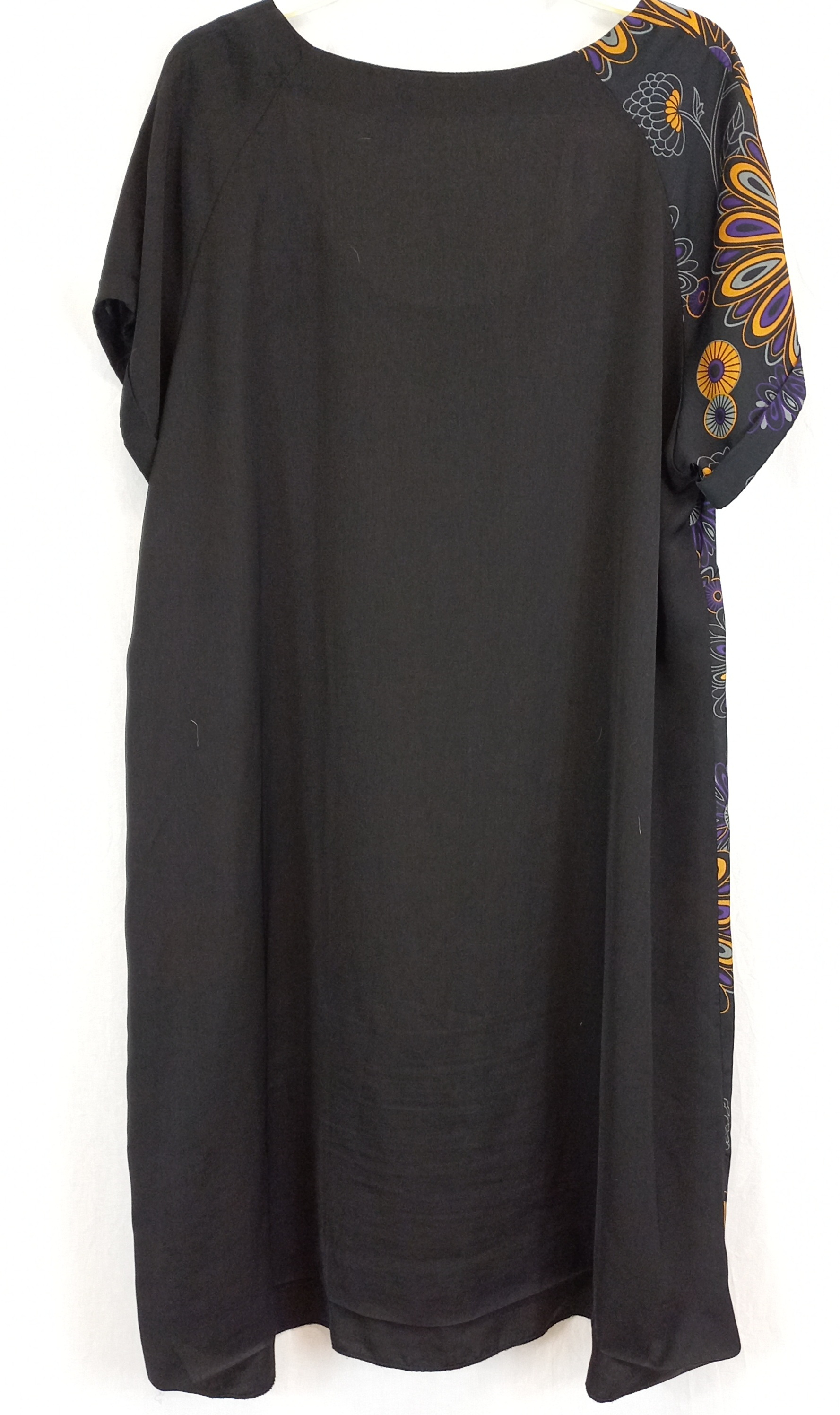 Voir photo 2 de Robe T52 "taillissime" MC noire empiècement orange, gris et fleuri Robe T52 "taillissime" MC noire empiècement orange, gris et fleuri Parfait état reconditionné photo 2