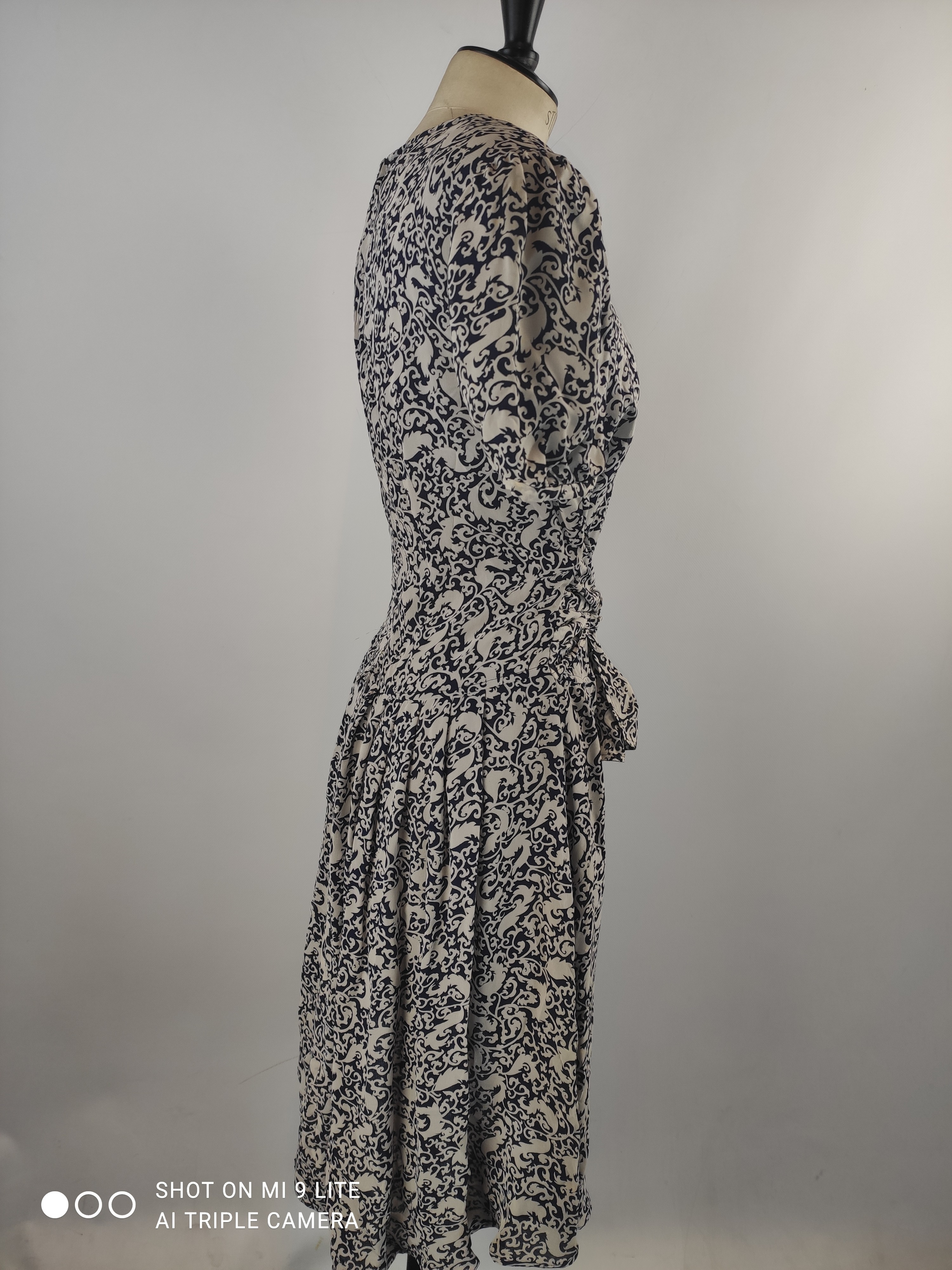 Voir photo 2 de ROBE VINTAGE MI-LONGUE IMPRIMEE FEUILLAGE MANI TAILLE 38 (FR) ROBE VINTAGE MI-LONGUE IMPRIMEE FEUILLAGE MANI TAILLE 38 (FR) Très bon état reconditionné photo 2