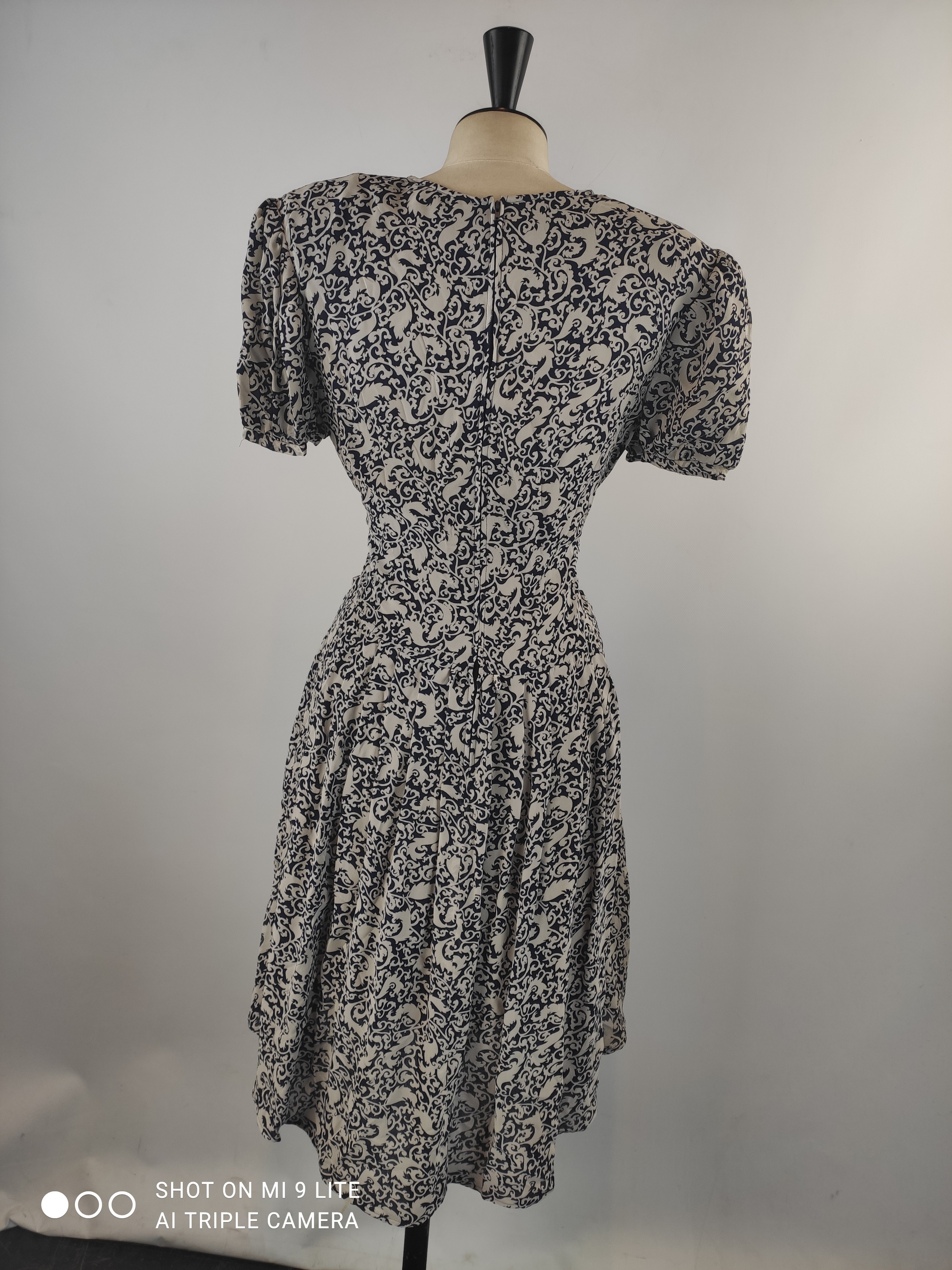 Voir photo 3 de ROBE VINTAGE MI-LONGUE IMPRIMEE FEUILLAGE MANI TAILLE 38 (FR) ROBE VINTAGE MI-LONGUE IMPRIMEE FEUILLAGE MANI TAILLE 38 (FR) Très bon état reconditionné photo 3